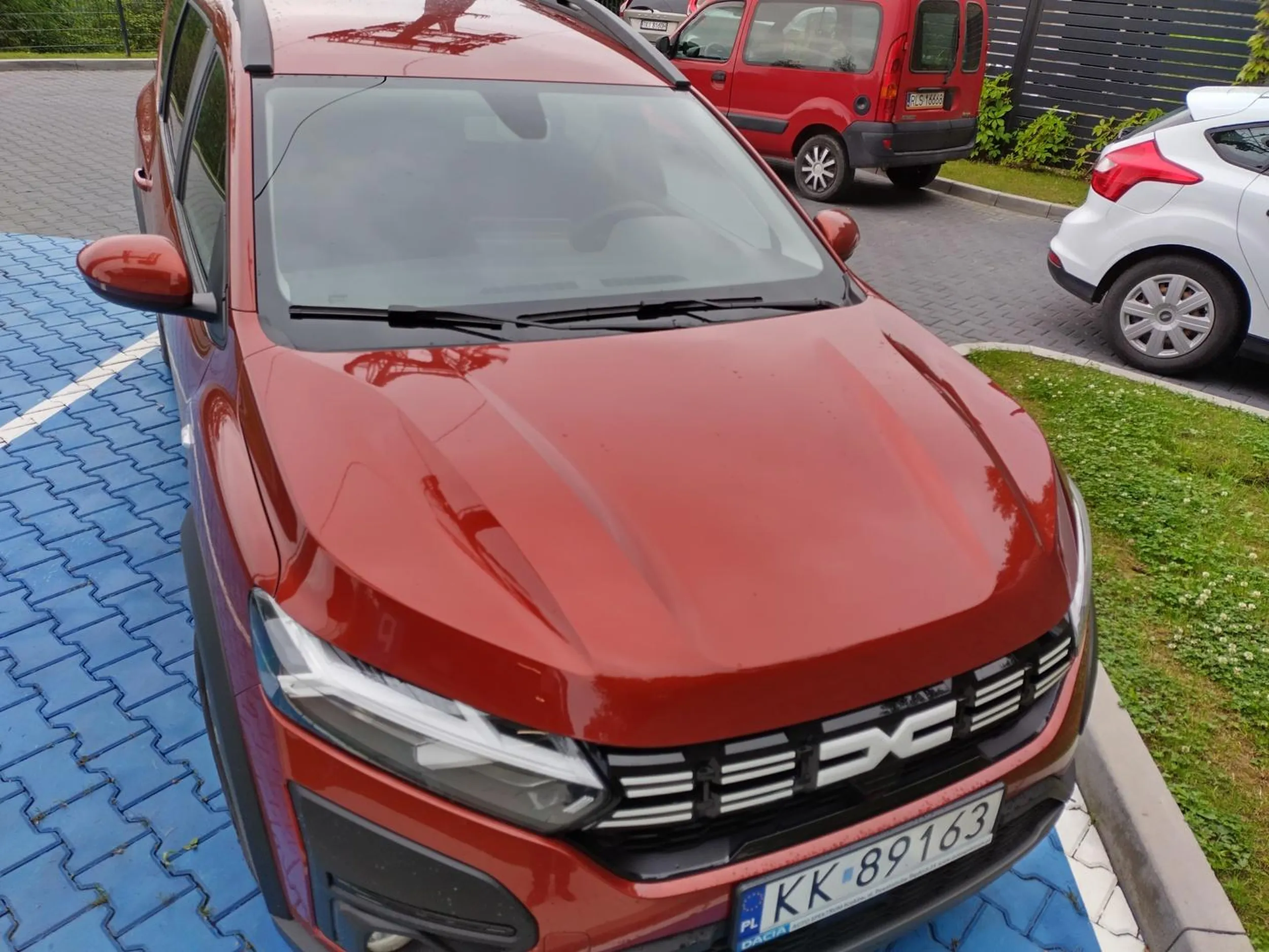 A ten kierowca sobie zaparkował bo najwyraźniej zazdrości innym. Widziałem jak Pani z niepełnosprawnym dzieckiem schodziła bo nikt nie zaproponował z obsługi by tu zaparkować. Ale młody człowiek znał pracowników PKL i sobie miło gawędził. Żenujący jest fakt że ochrona nawet nie zareagowała. I nie ma żadnego wytłumaczenia dla chamstwa i arogancji pracowników!!!!