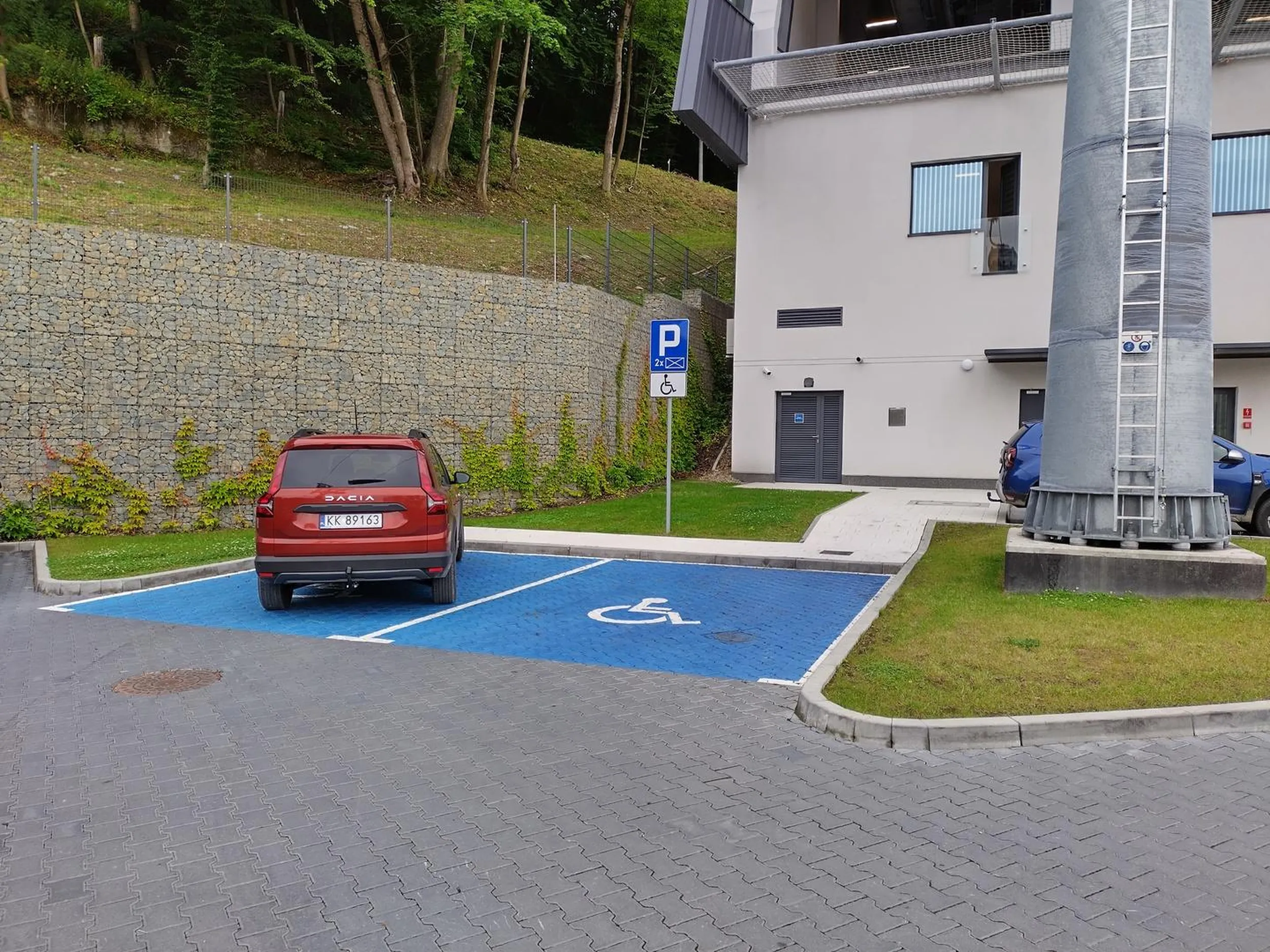 A ten kierowca sobie zaparkował bo najwyraźniej zazdrości innym. Widziałem jak Pani z niepełnosprawnym dzieckiem schodziła bo nikt nie zaproponował z obsługi by tu zaparkować. Ale młody człowiek znał pracowników PKL i sobie miło gawędził. Żenujący jest fakt że ochrona nawet nie zareagowała. I nie ma żadnego wytłumaczenia dla chamstwa i arogancji pracowników!!!!