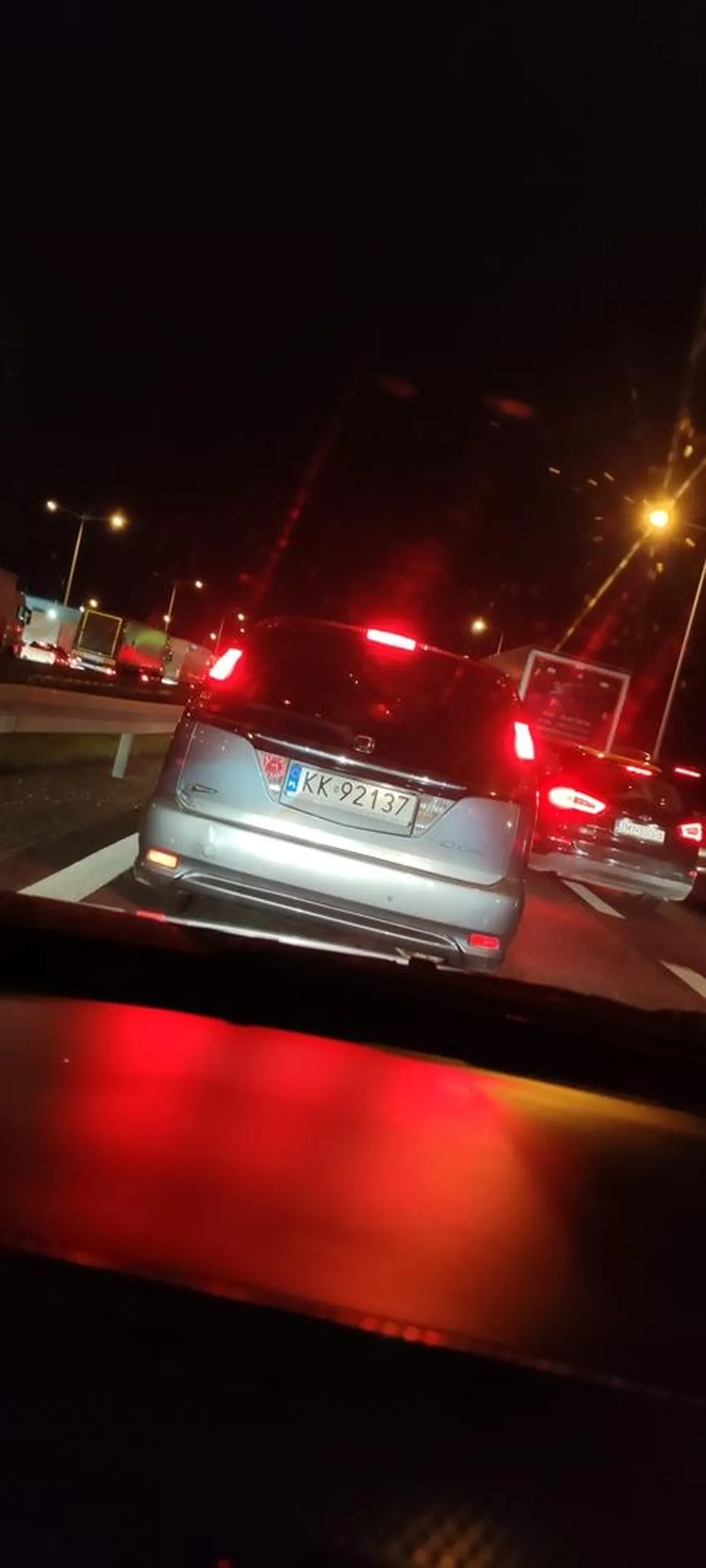 Pasem awaryjnym wyminął korek i wpieprzył sie bezczelnie na początek.