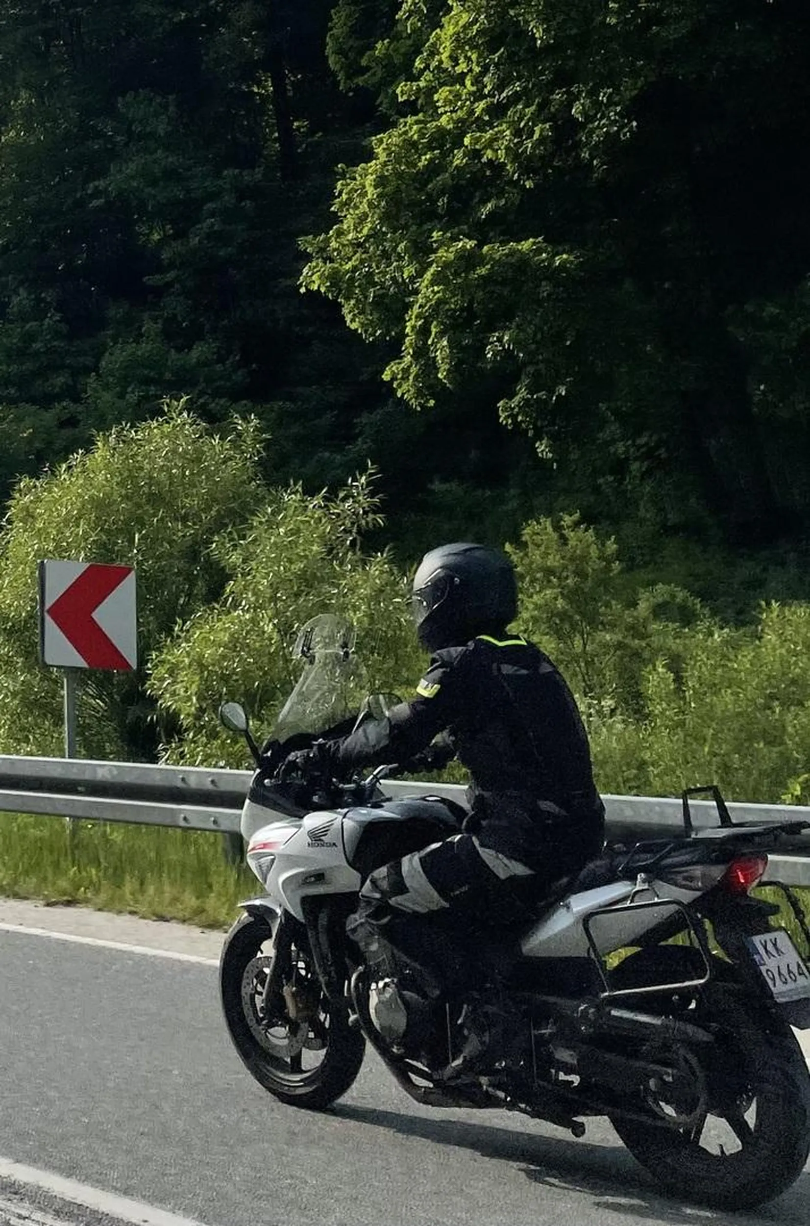 Jedyny z „peletonu” przejechał tak jak się należy. Z odpowiednia prędkością