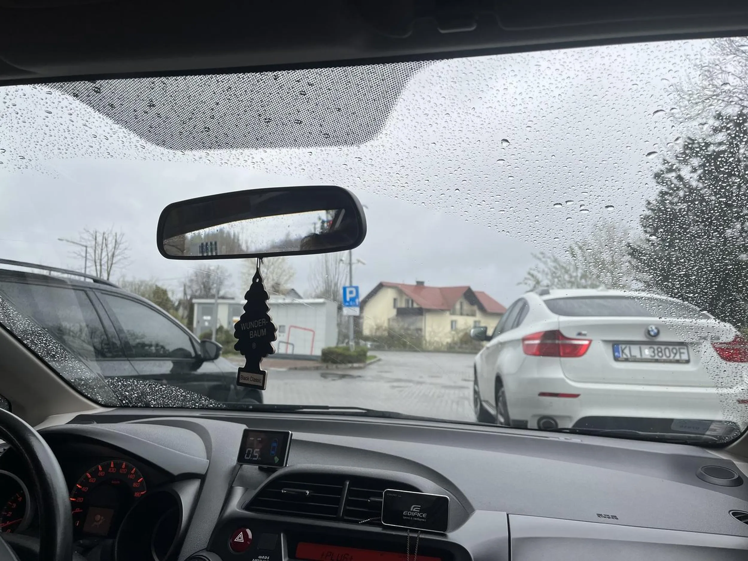 Pan stanął na środku stacji benzynowej, blokując wyjazd. Po kilku klaksonach nadal nie przejechał. W końcu wyszłam do do niego i na prośbę żeby ruszył metr w przód usłyszałam odpowiedź „mam wy***ane”. Pan wysiadł i udał się na stację po hotdoga :)