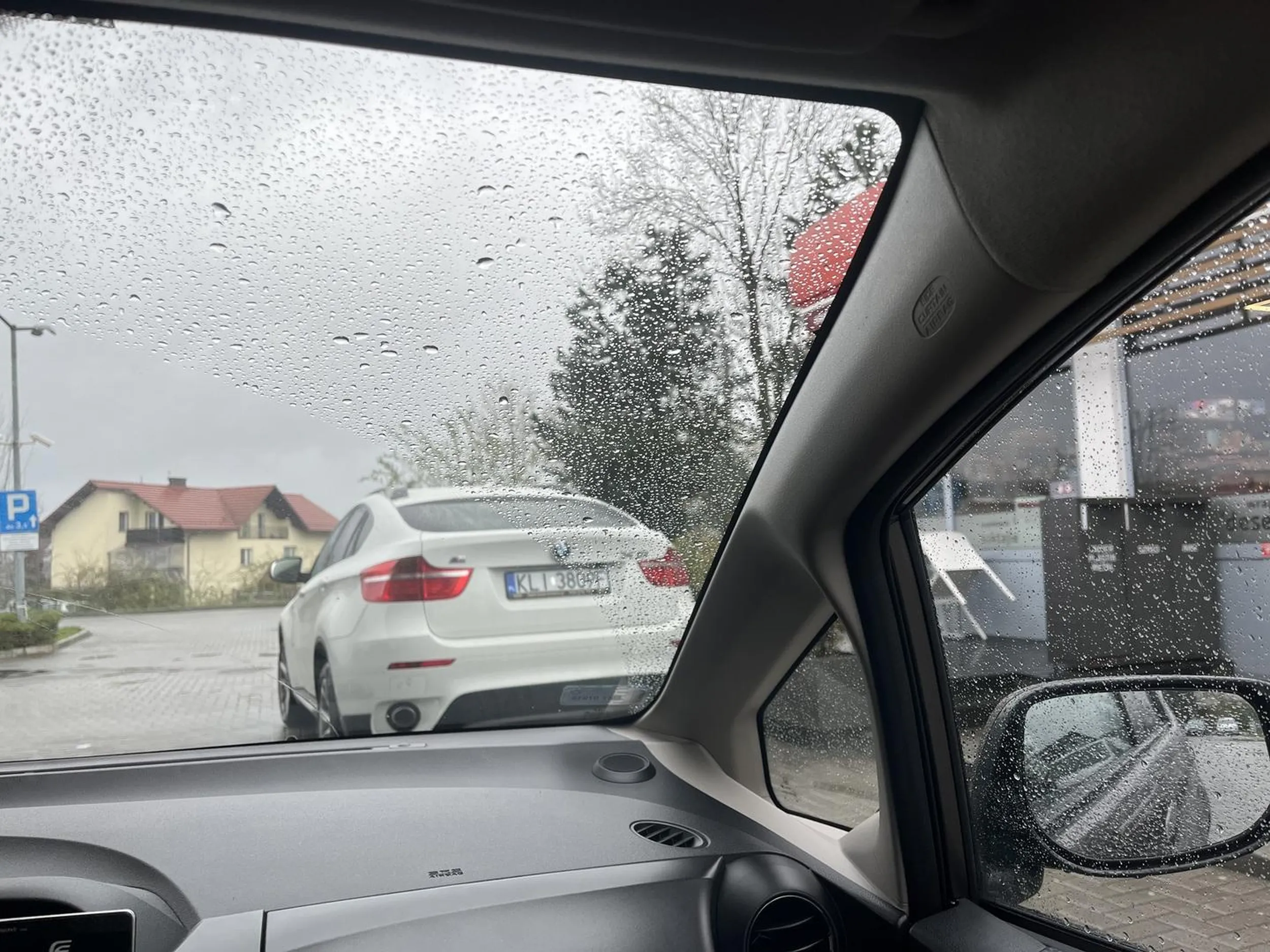 Pan stanął na środku stacji benzynowej, blokując wyjazd. Po kilku klaksonach nadal nie przejechał. W końcu wyszłam do do niego i na prośbę żeby ruszył metr w przód usłyszałam odpowiedź „mam wy***ane”. Pan wysiadł i udał się na stację po hotdoga :)