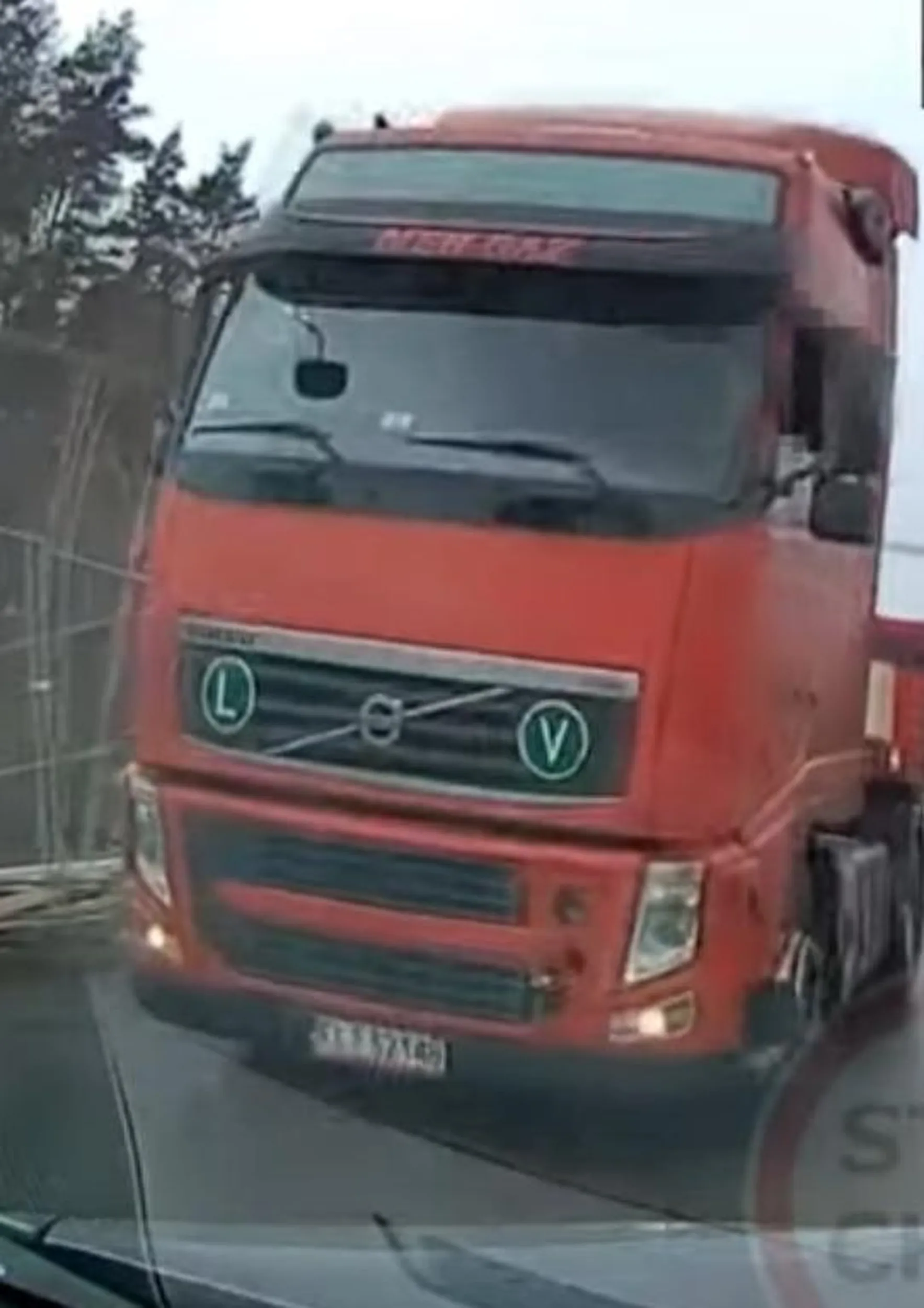 Wjeżdża na zwężony odcinek drogi bez możliwości zjazdu i blokuje ruch, bo mu się coś z kolorami uroiło. Nie ma czasu czekać 10 sekund na przejechanie prawidłowo jadących pojazdów, ale ma czas na pół minuty pogawędki i szeryfowania.