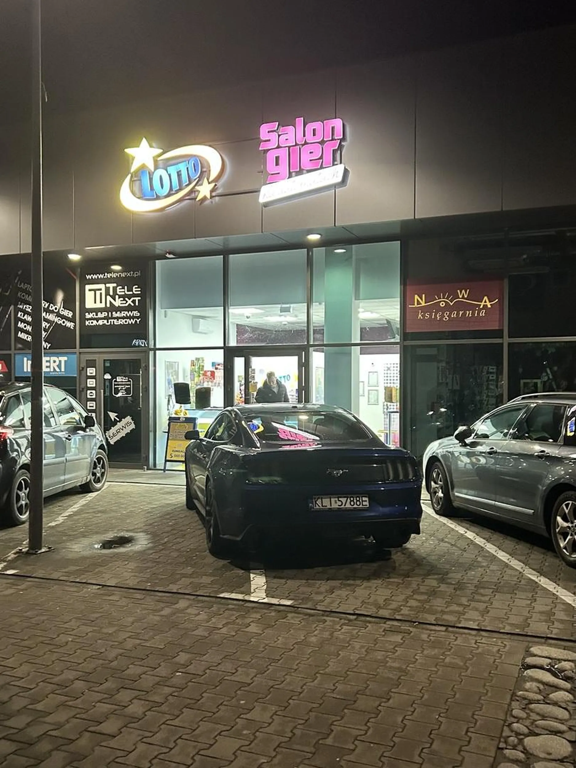 Witam i przepraszam ale jak można tak parkować, rozumiem że osobnicy po bokach też krzywo stoją ale tam było by jeszcze miejsce na jeden samochód gdyby się leciutko przysunąć do którejś strony. Nie musi być równo w liniach już nawet o to nie proszę bo rozumiem że ktoś może mieć trudność żeby stanąć równolegle do linii ale chociaż wypada się postarać lub spojrzeć po opuszczeniu pojazdu że zajmuje się miejsce gdzie ktoś by jeszcze mógł sobie stanąć. A jeśli to nie chodzi o nieumiejętność zaparkowania w liniach to jest mi jeszcze bardziej przykro bo to świadczy o totalnym braku poszanowania zasad parkowania i innych kierowców odwiedzających ten parking a za tem o o krotnym charakterze i wewnętrznym zepsuciu kierowcy że zdjęcia. Nie proszę o wiele tylko by się postarać zajęłoby to serio może z 60 sekund więcej by zrobić to miejsce obok