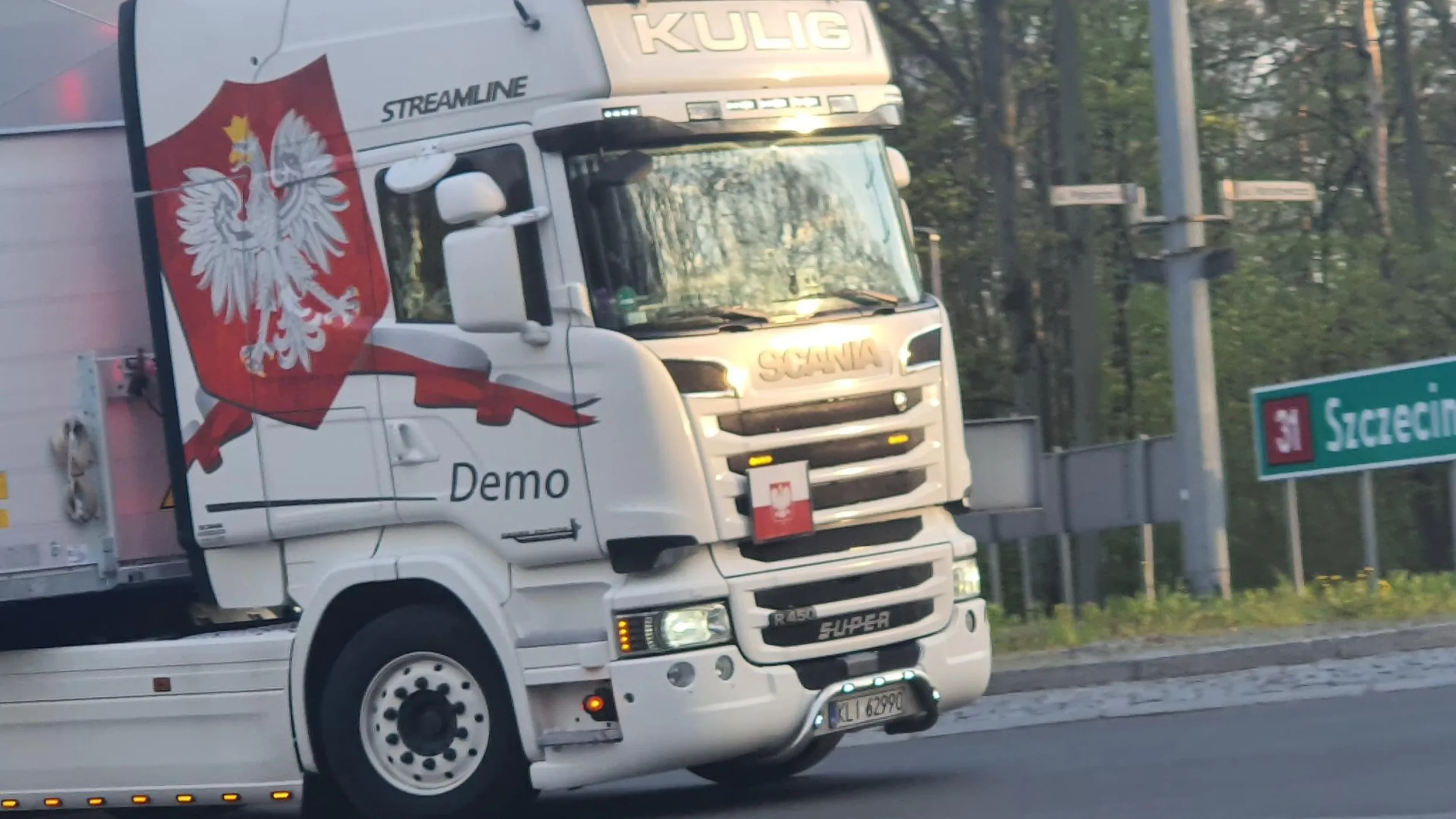 Bardzo ładna Scania. Stałem w czerwonej kurtce i cykałem Ci fotki. Pozdrawiam i szerokości! ?