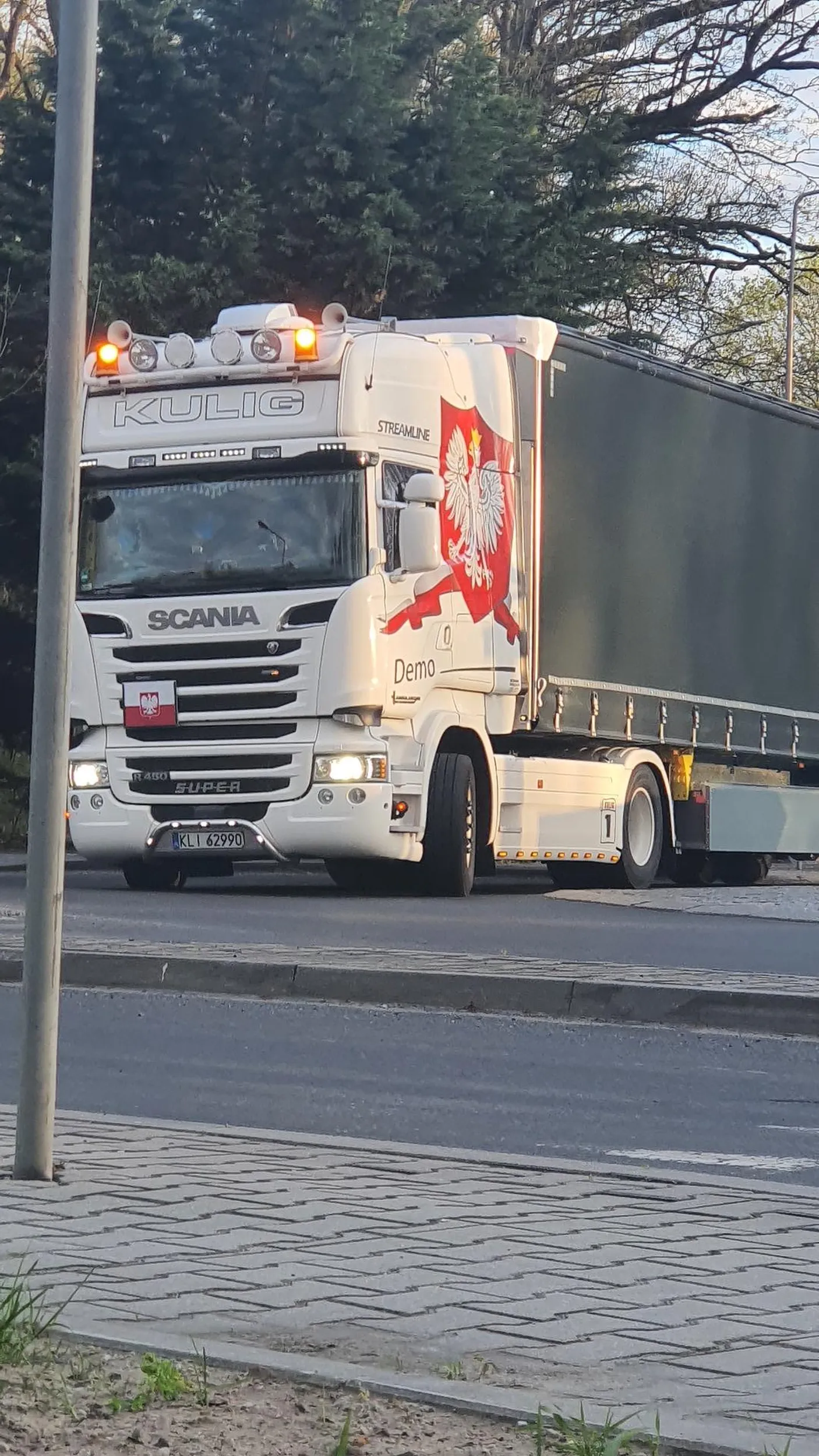 Bardzo ładna Scania. Stałem w czerwonej kurtce i cykałem Ci fotki. Pozdrawiam i szerokości! ?