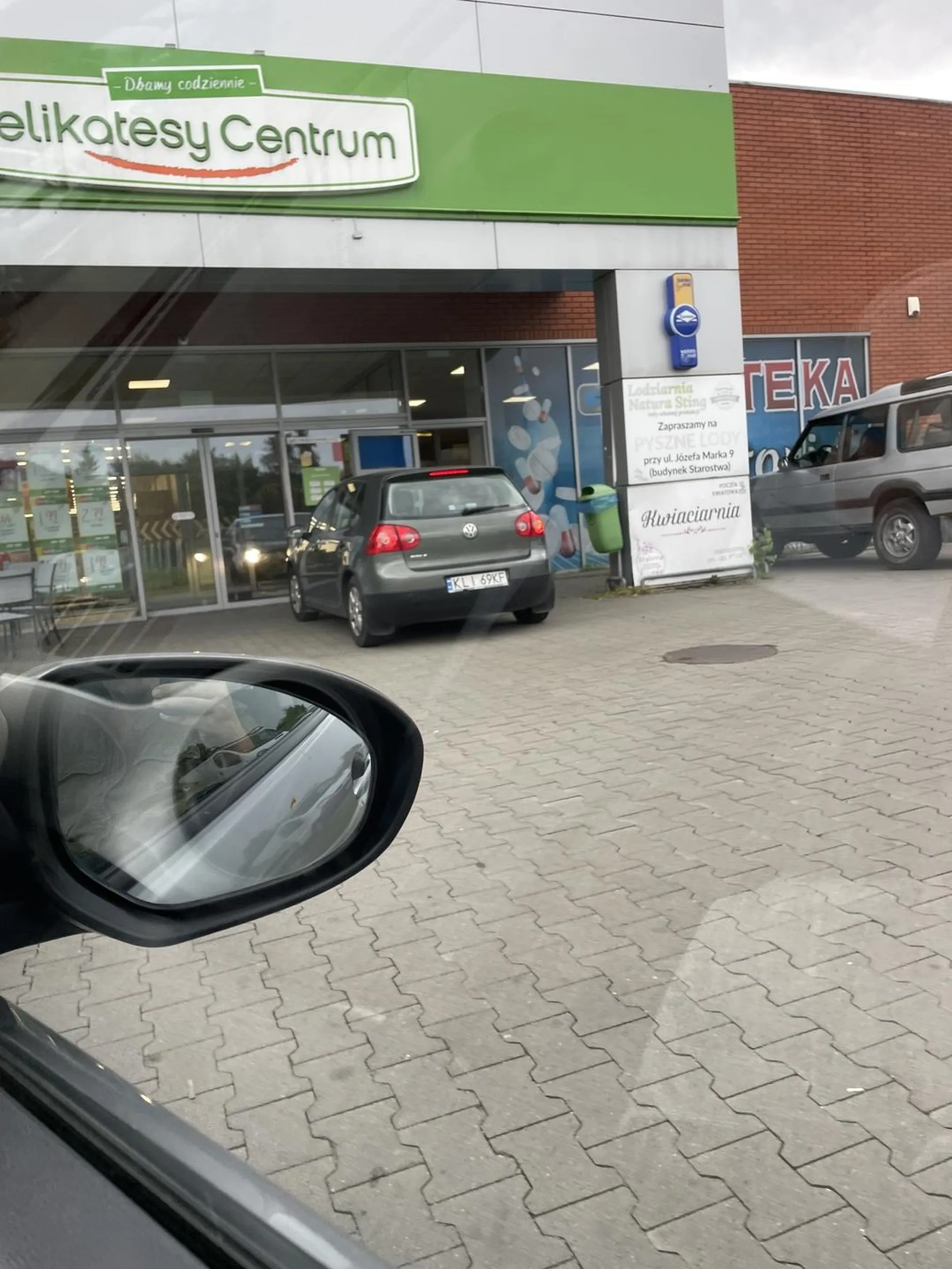 Kolejny ćwok pzywióz se babko na zakupy, ino dzwi za wunskie coby głolfikom cham po kiełboske se wjechoł. Niestety tak jest jak się z kurnej chaty do cywilizacji trafi. Babce krowa mówiła dzień dobry, a on lorda udaje...