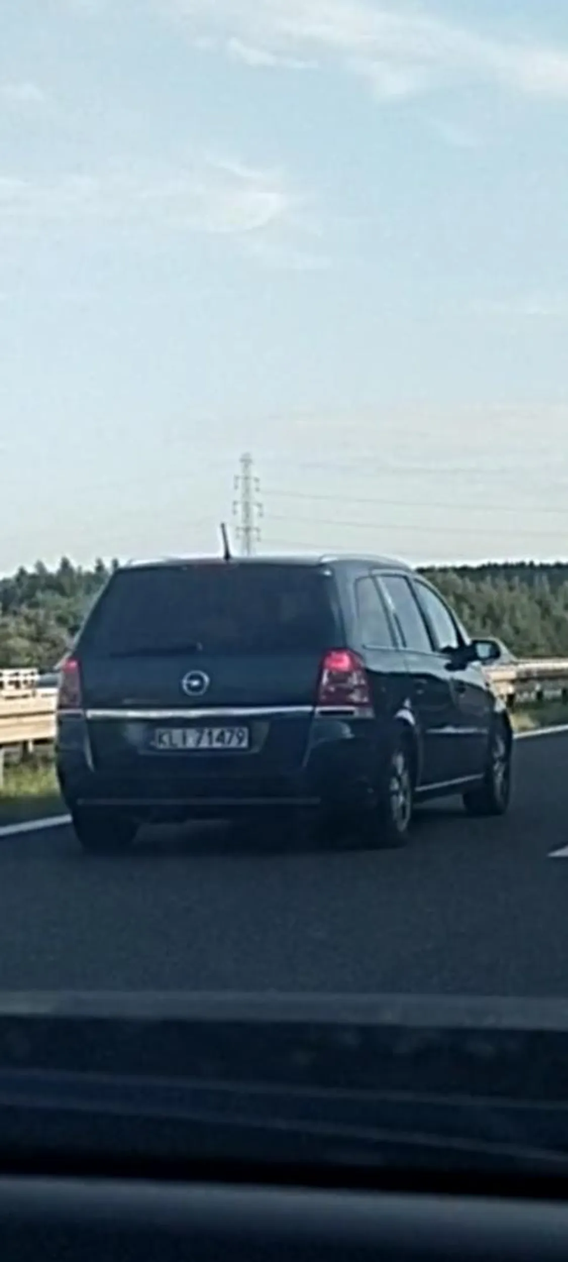 Takich ludzi powinno się utylizować. Siedzenie na dupie, na autostradzie to jeszcze nic. Jednak blokowanie dwóch pasów i włączanie tylnych wycieraczek jak tylko ktoś dojedzie to widzę norma u tego kierowcy. Bezsensowne i niebezpieczne zachowanie.