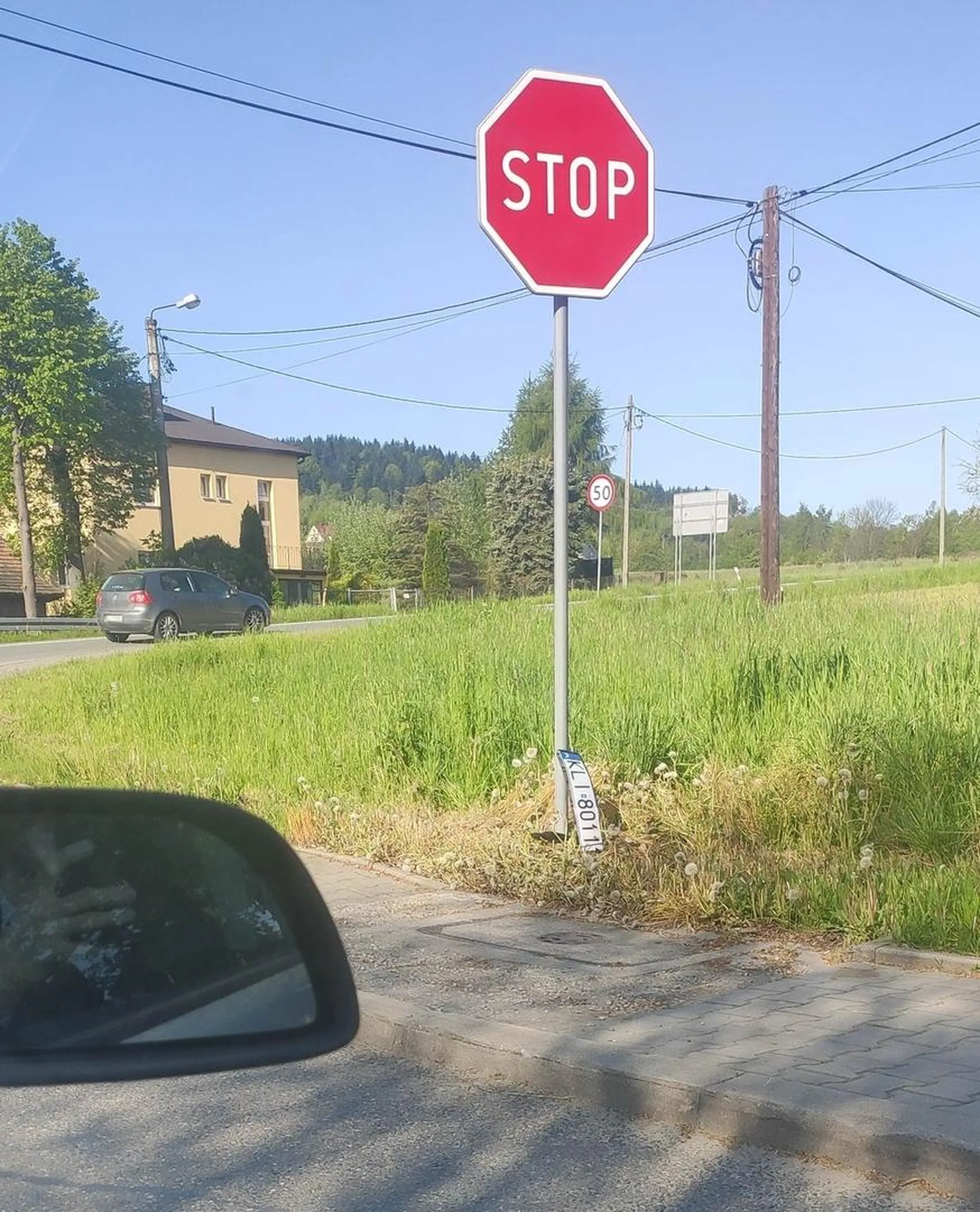 Serwus mandacik za śmiecenie się należy