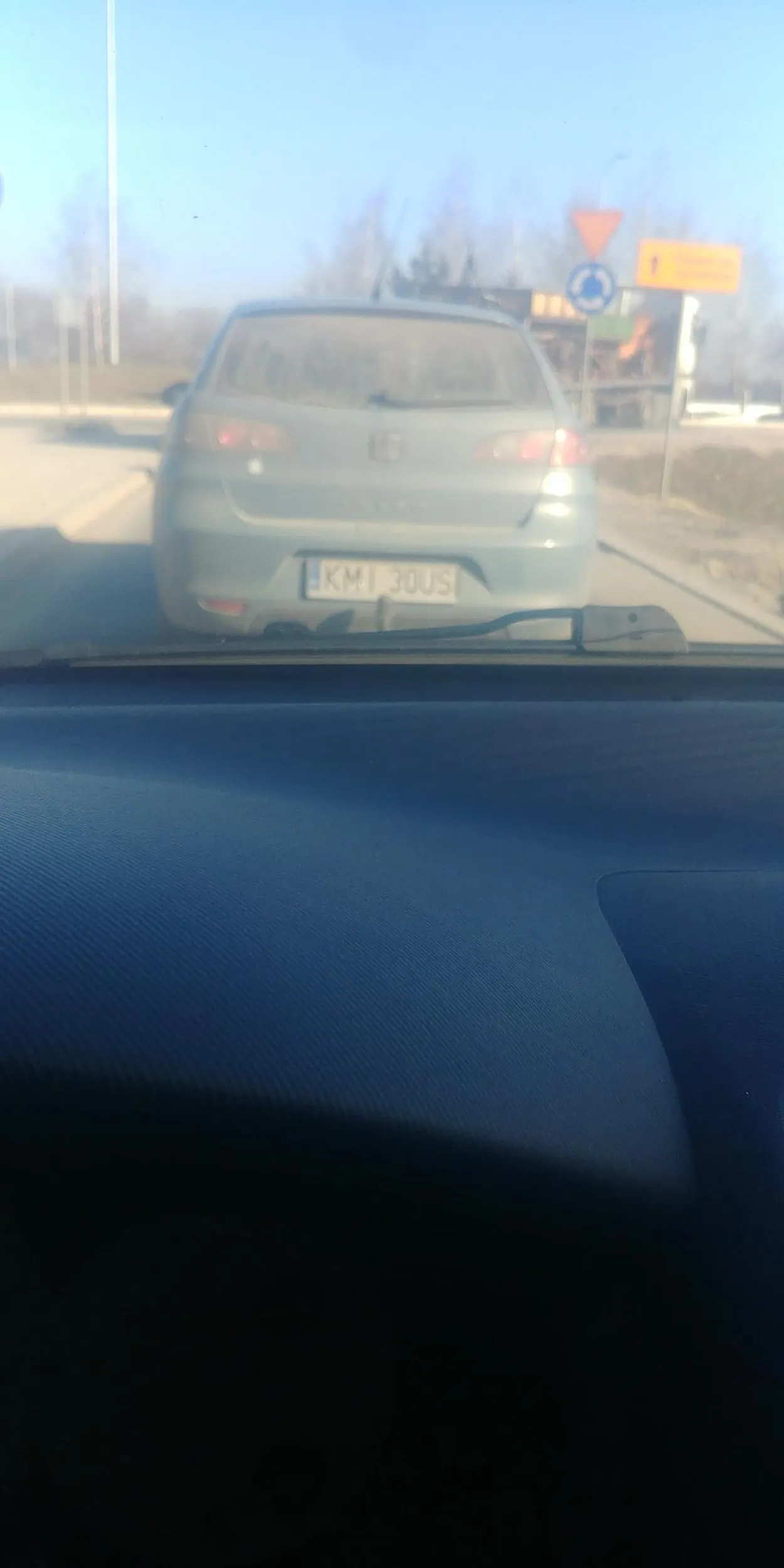 Zero jakiejkolwiek wyobraźni, wyprzedza na trzeciego, hamuje prawie do zera a przed nim czysto, mruga awaryjnymi, chamstwo totalne