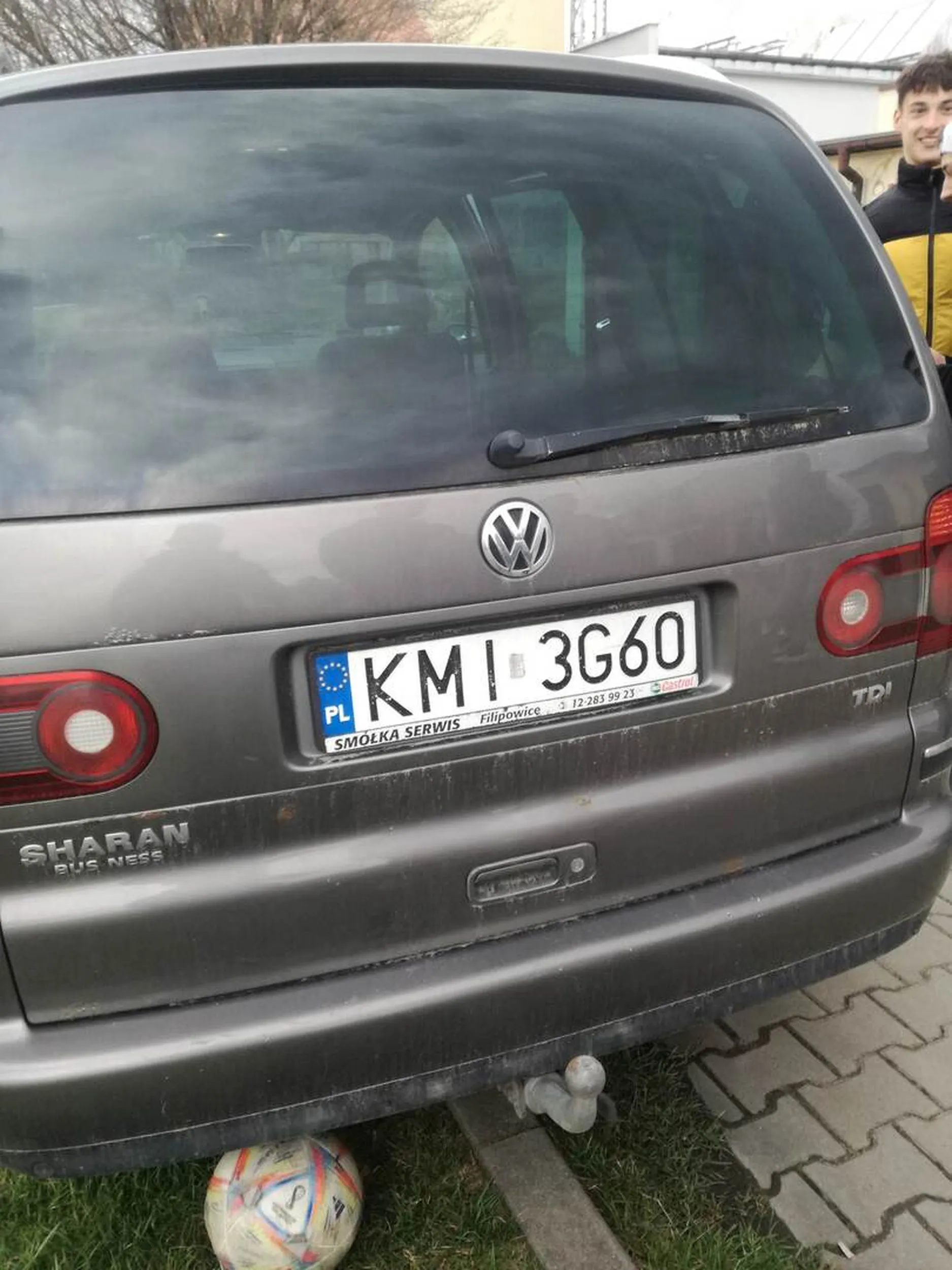 Cham i prostak prawie potrącił starsza panie na pasach.