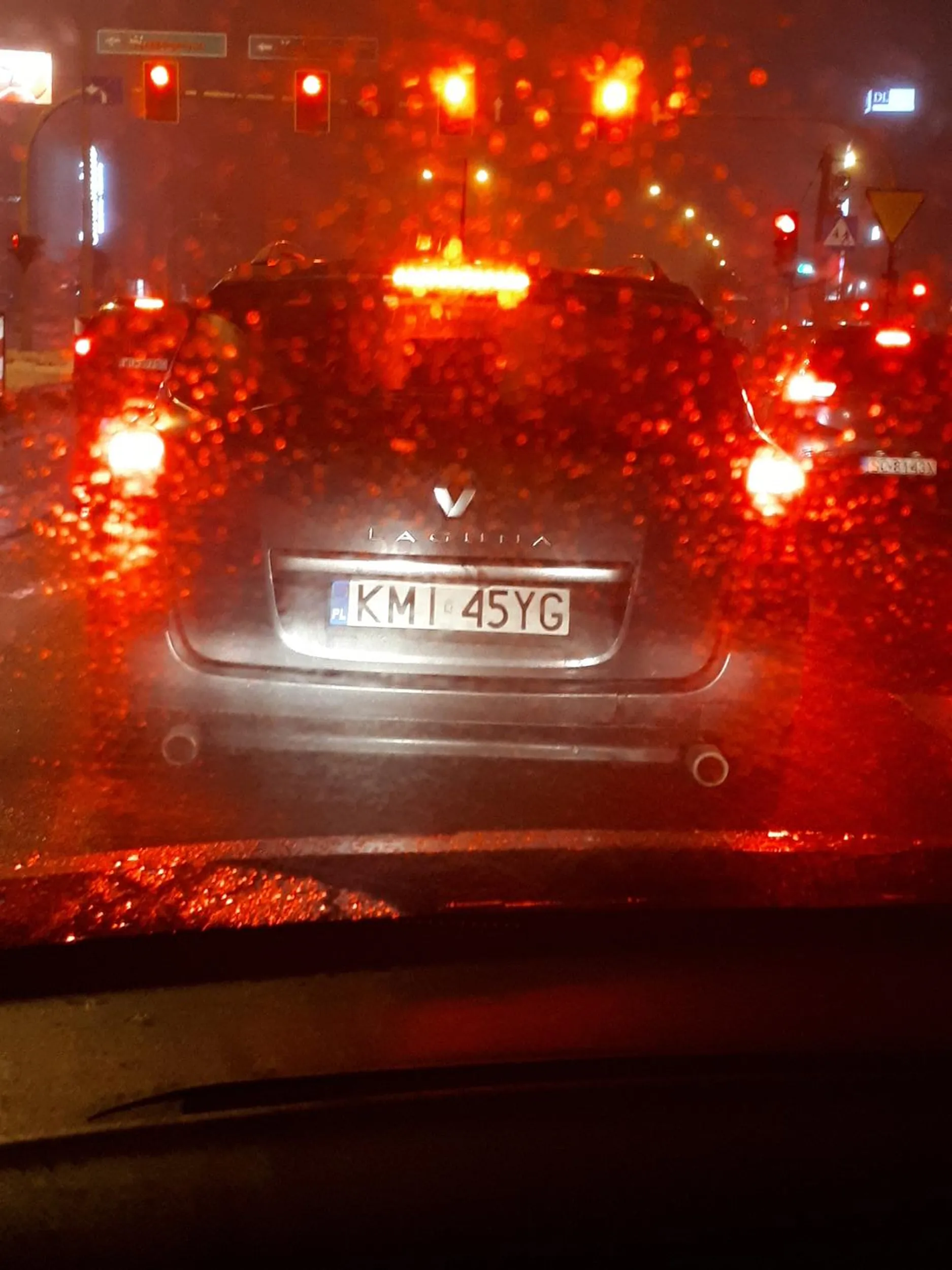 Ku*as stać mu się nie chciało za skręcającym w lewo wiec cyk na prawy pas do jazdy na wprost, a co tam inni uczestnicy ruchu. Gdybym nie uciekł maksymalnie w prawo to byłby zonk. Jeszcze do mnie ch*j pretensje miał, dlatego się tu znalazł!!!