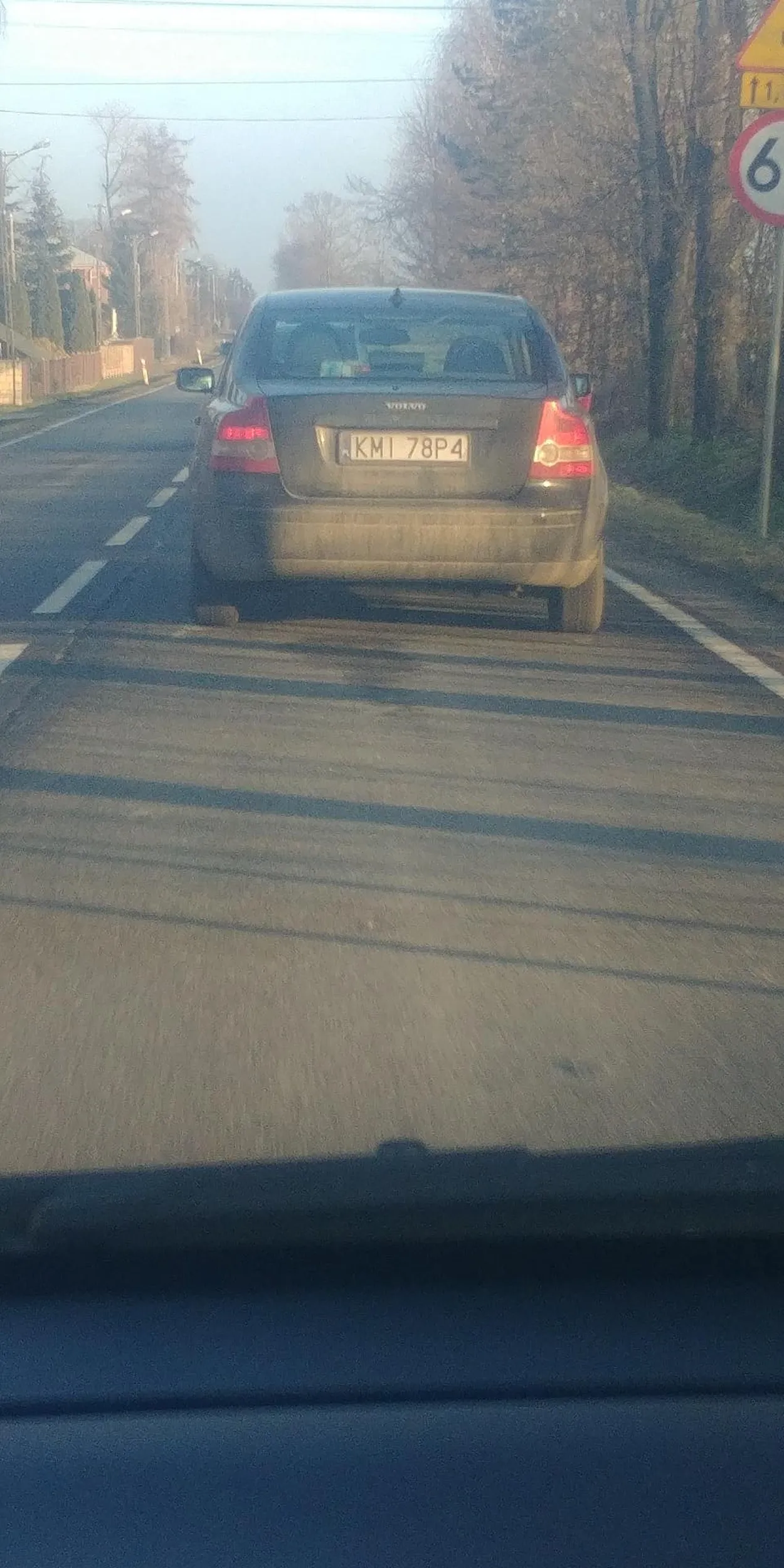 Kierowca wyprzedza na podwójnej ciągłej,oraz wymusza pierwszeństwo na rondzie przez co prawie doprowadził do wypadku