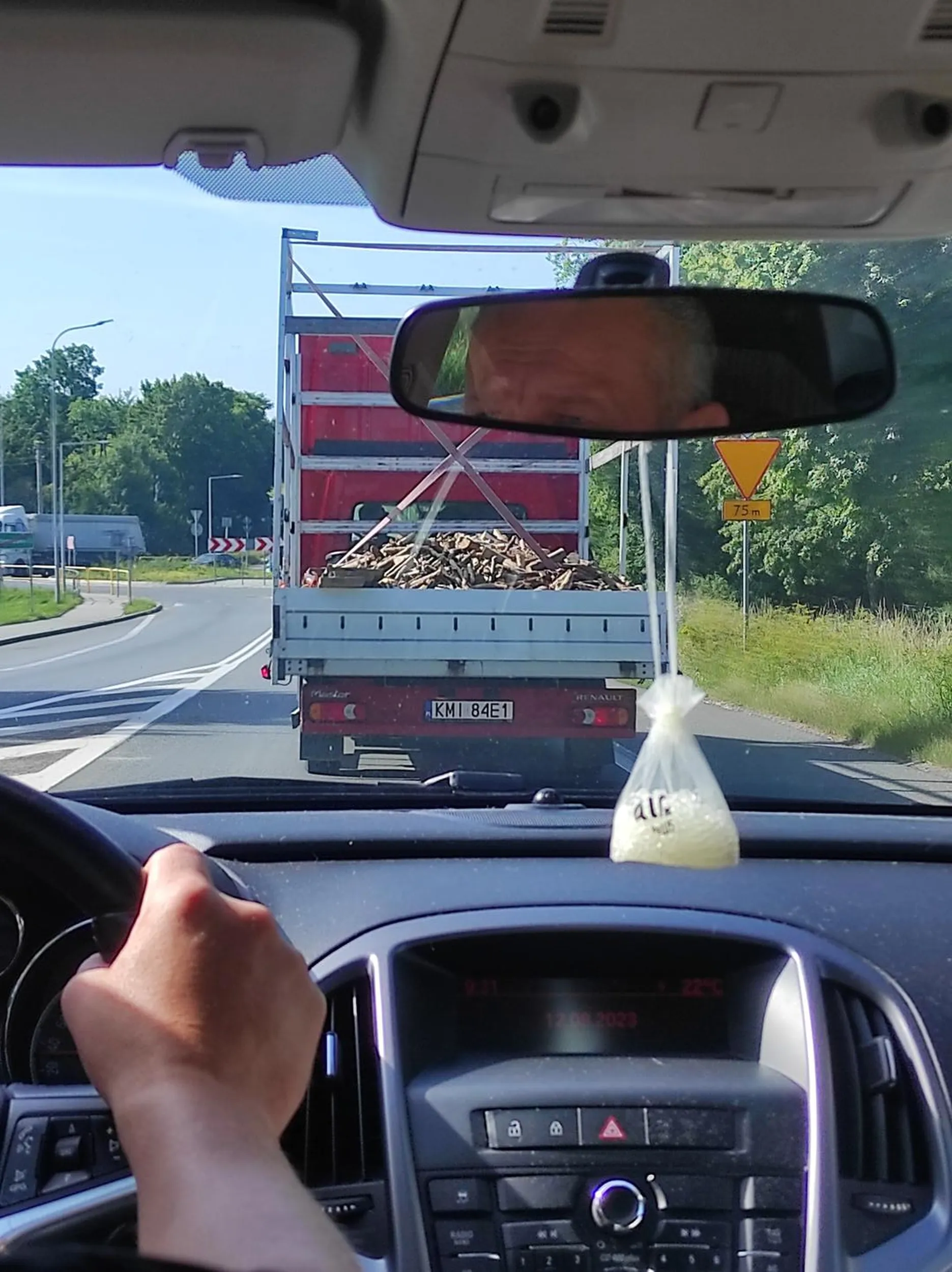 Blokuje ruch i nie zabezpiecza drewna które spada na ulice