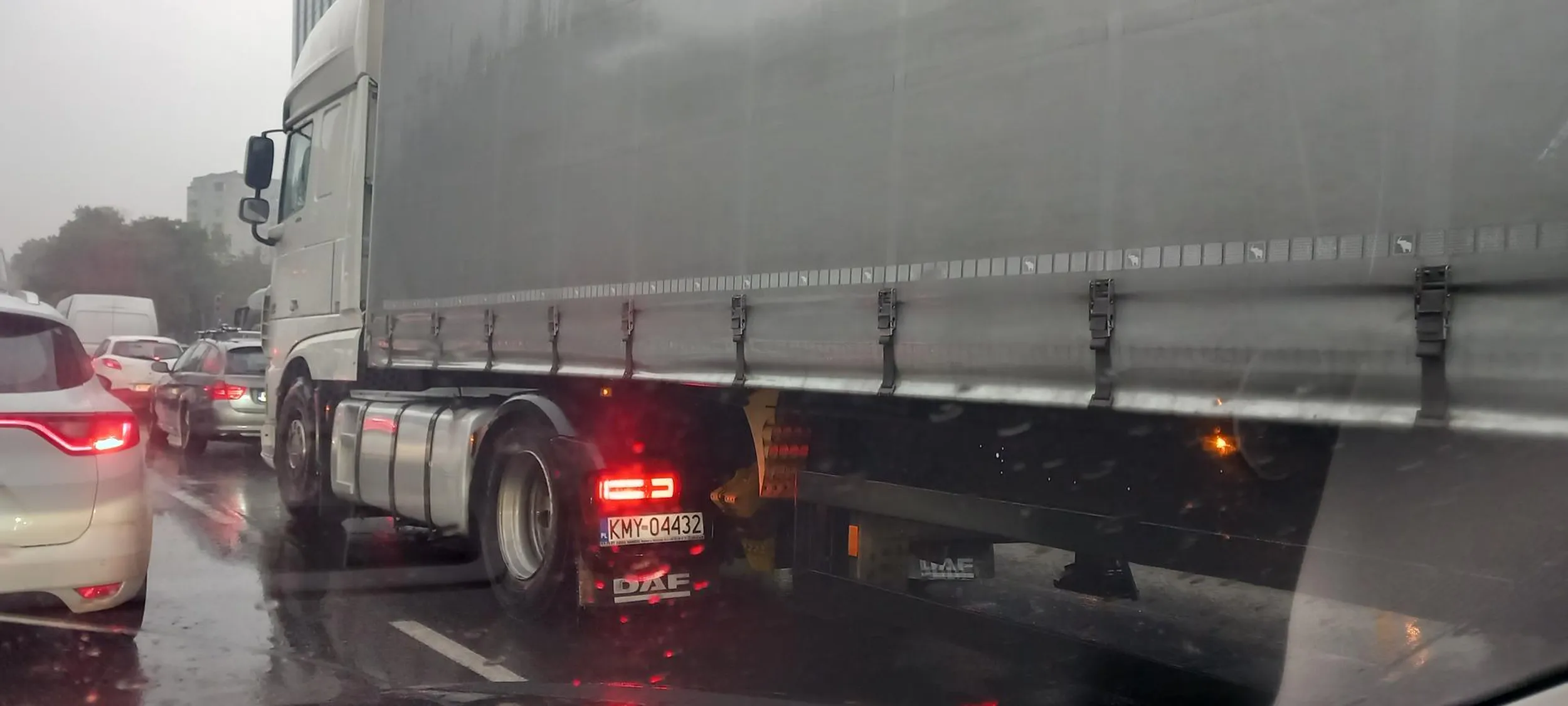 Jazda bus pasem, potem zmiana pasa na siłę bo duży może więcej a na koniec trzyma odstep że jeszcze jeden taki zestaw by przed niego wjechał.