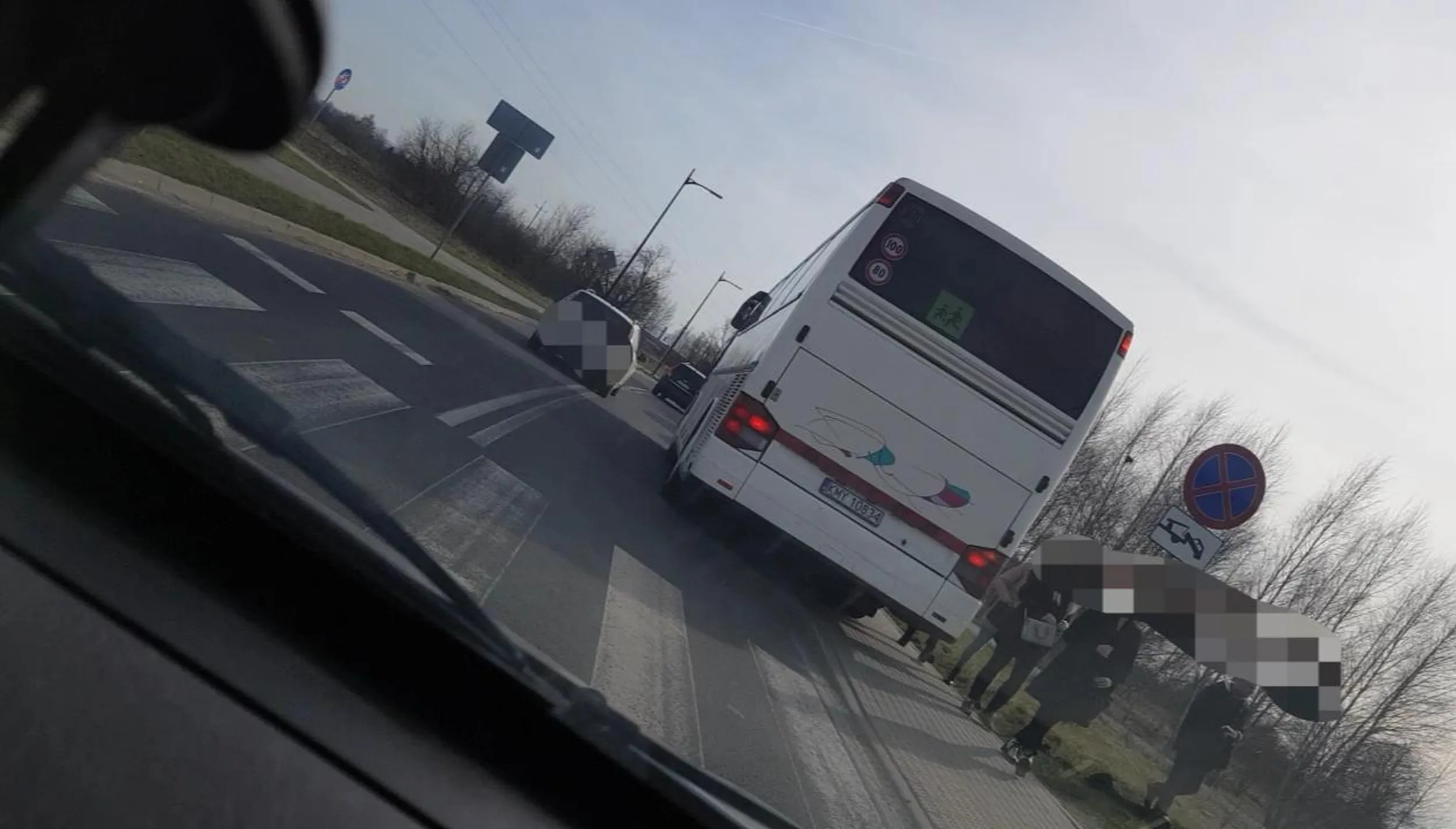 Skrzyżowanie, zakaz zatrzymywania się, chodnik oraz przejście dla pieszych. Panu z autobusu to nie przeszkadza, aby wypuszczać ludzi z autobusu.