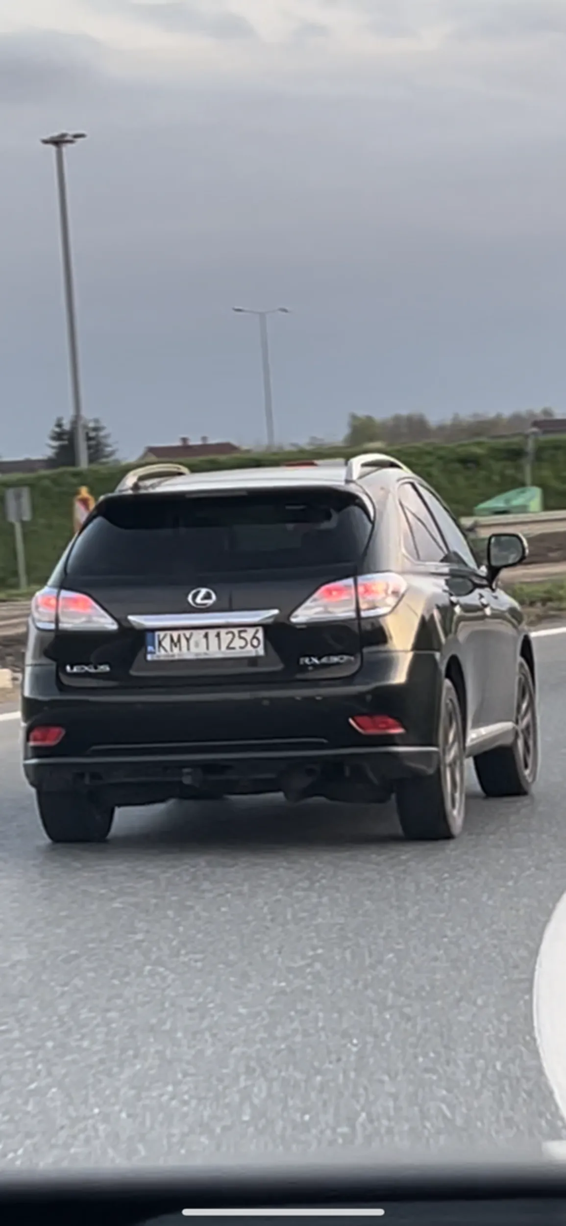 Jako kierowca bety jestem w szoku, ze można się zachować w sposób zupełnie odbiegający od normy - również w takim szerokim pojęciu normy jaka mam ja - kierowca bety. Otóż ten kierowca Lexusa wpychał się przed samochodu i przez 10km ani raz nie użył kierunkowskazu