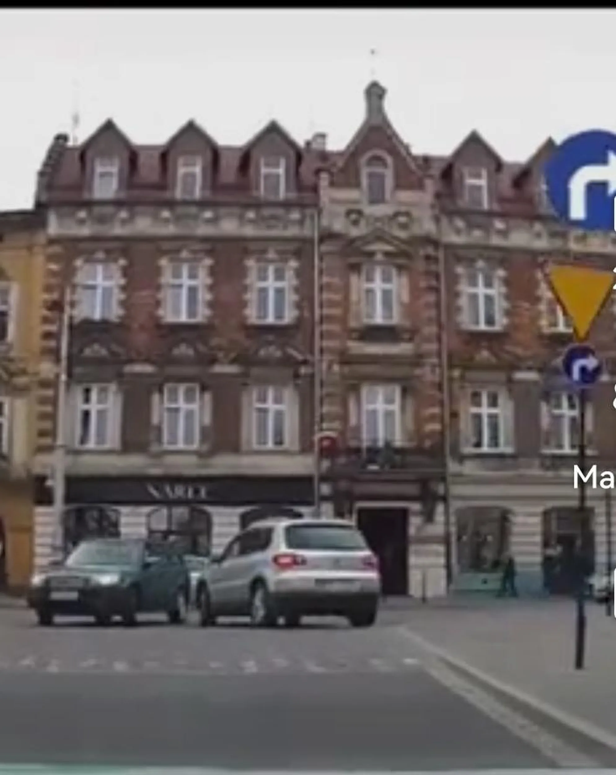 Zignorował nakaz jazdy w prawo. I pojechał w lewo Plac Wolnica i Krakowska. Na dodatek pokazał środkowy palec.