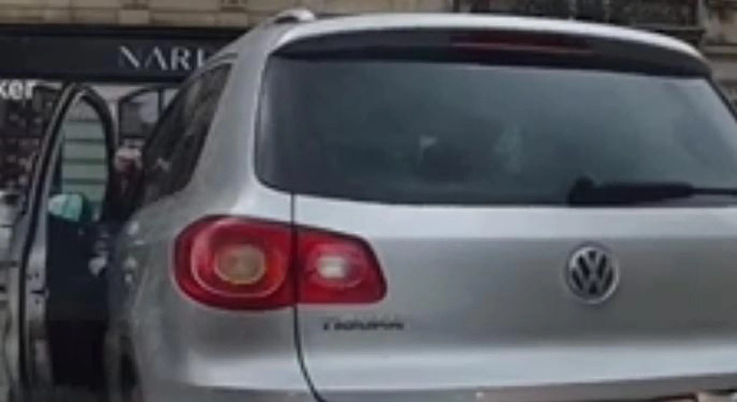 Zignorował nakaz jazdy w prawo. I pojechał w lewo Plac Wolnica i Krakowska. Na dodatek pokazał środkowy palec.