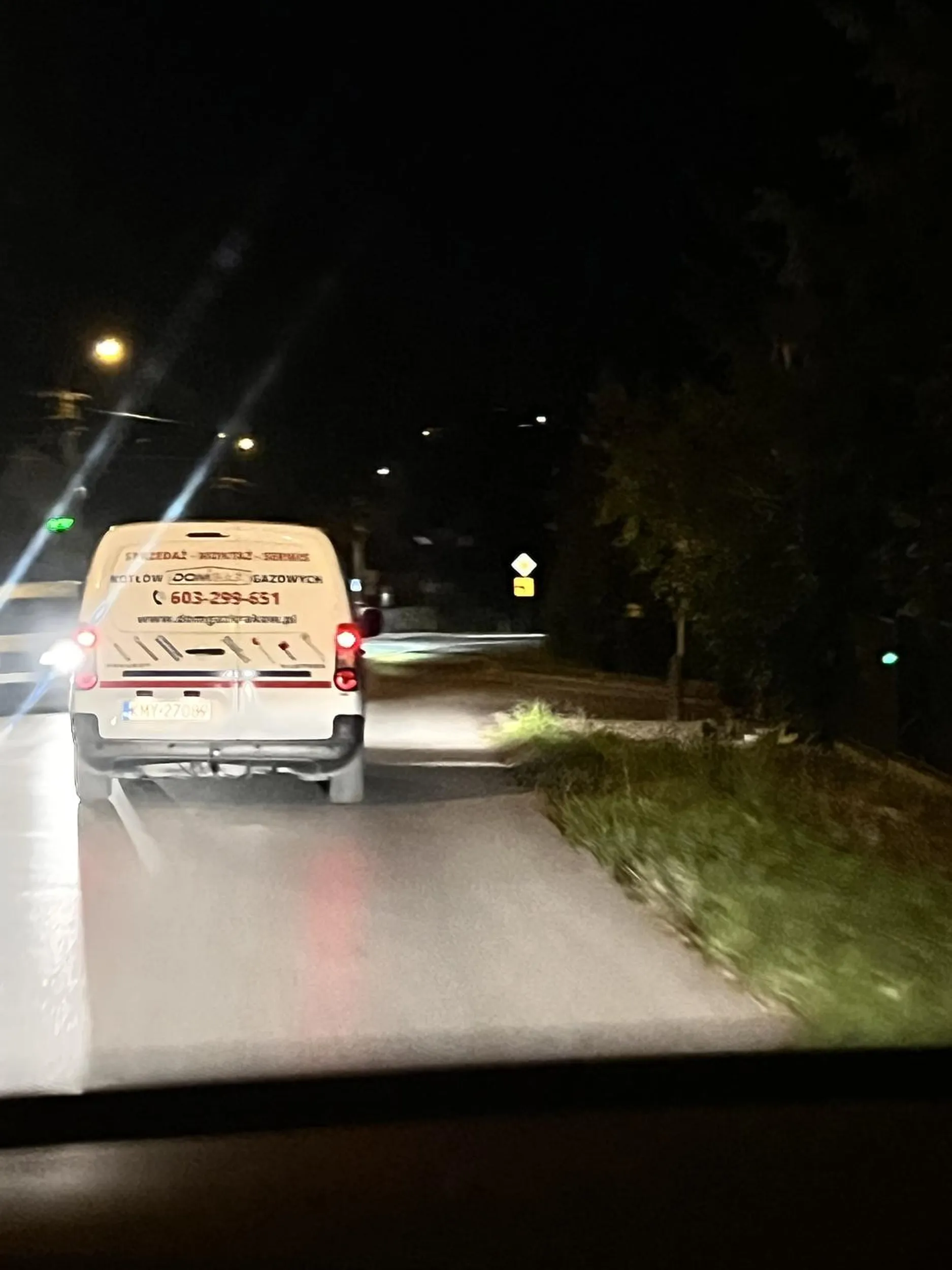 Kierowca wymusił pierwszeństwo zmuszając mnie do gwałtownego hamowania. Po tym czynie jedzie 25km/h. Żenujące.