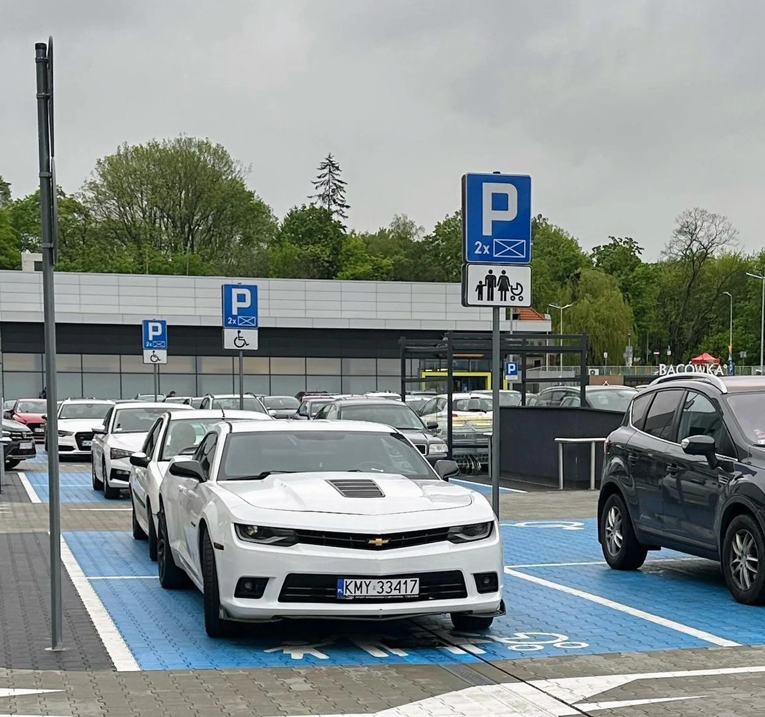 Kark kupił gruza z USA. Odpicował, zamontował pierdzący wydech i teraz jeździ wszędzie gdzie się da. Na siłke 5-10m z buta ale co tam „szlachta” na nogach nie chodzi, a i buracką przygazówkę można zrobić między blokami. Gość to typowy burak z nereczką przez ramie i wydzieraną 1 ręką. Żałosny buc nie liczący się z nikim. Pewnie siurdol mały i jakoś trzeba się dowartościować.