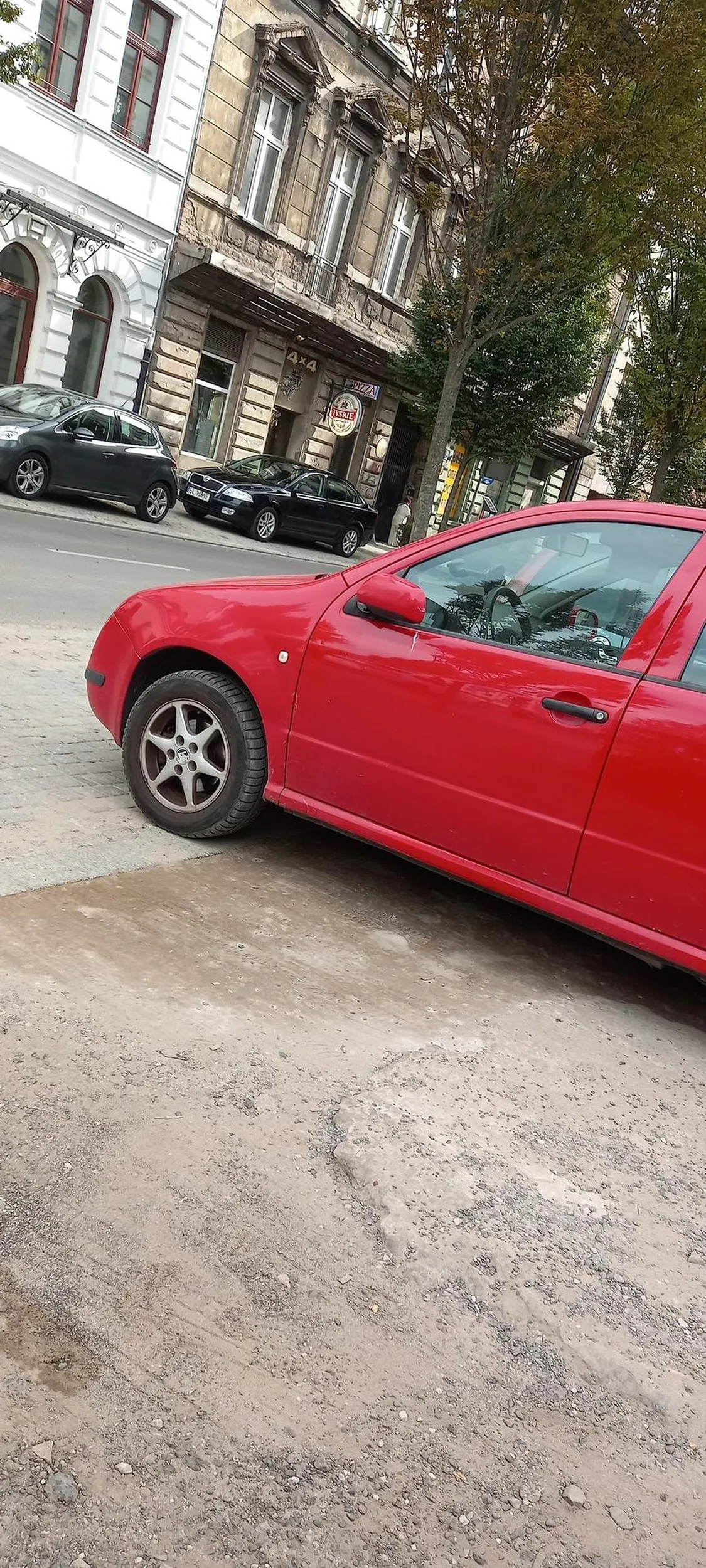Brawo kierowco zastawiłeś wjazd na dziki parking przez co moje auto po drugiej stronie wjazdu parkingu zostało przerysowane nie pozdrawiam. Ps to że ty jeździsz szrotem którego rdza zjada i był malowany u Mietka za czteropak browaru to nie znaczy że masz stawać tak a i wymień alternator bo ledwo odpala.