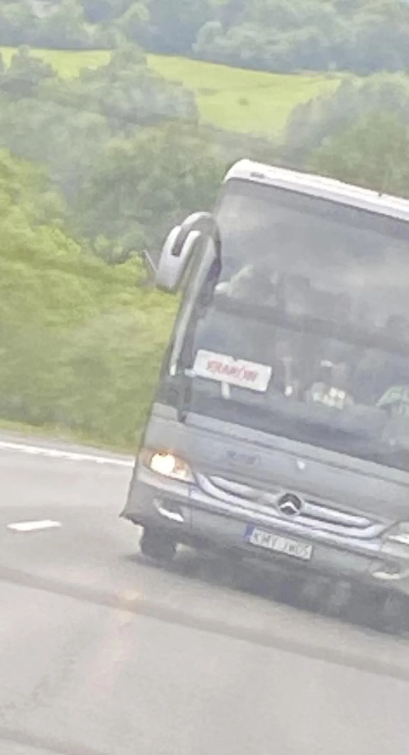 Pier**lniety kierowca autokaru blokuje cały czas lewy pas, autobus posiada niesprawna przednia żarówke, nie polecam pana