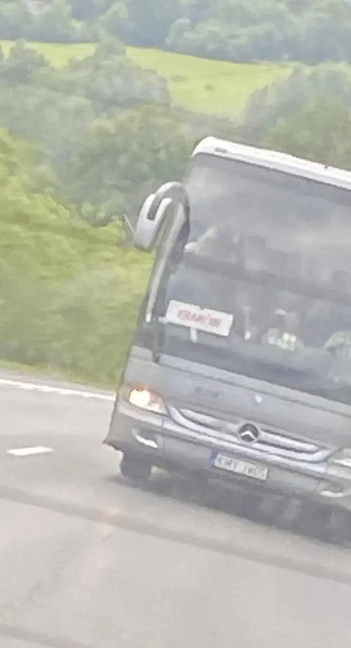 Pier**lniety kierowca autokaru blokuje cały czas lewy pas, autobus posiada niesprawna przednia żarówke, nie polecam pana