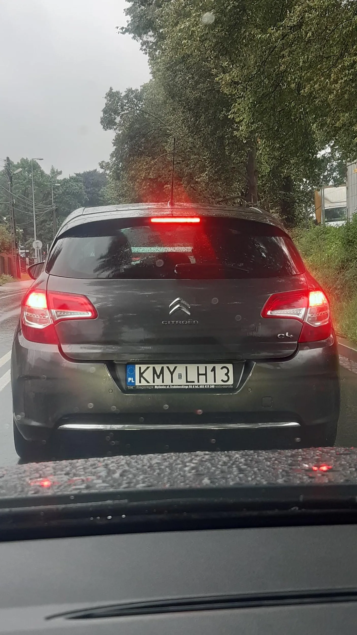 Fatalny kierowca. Wpieprza się przed samochód na światłach i zasłania przejście dla pieszych stwarzając niebezpieczeństwo.