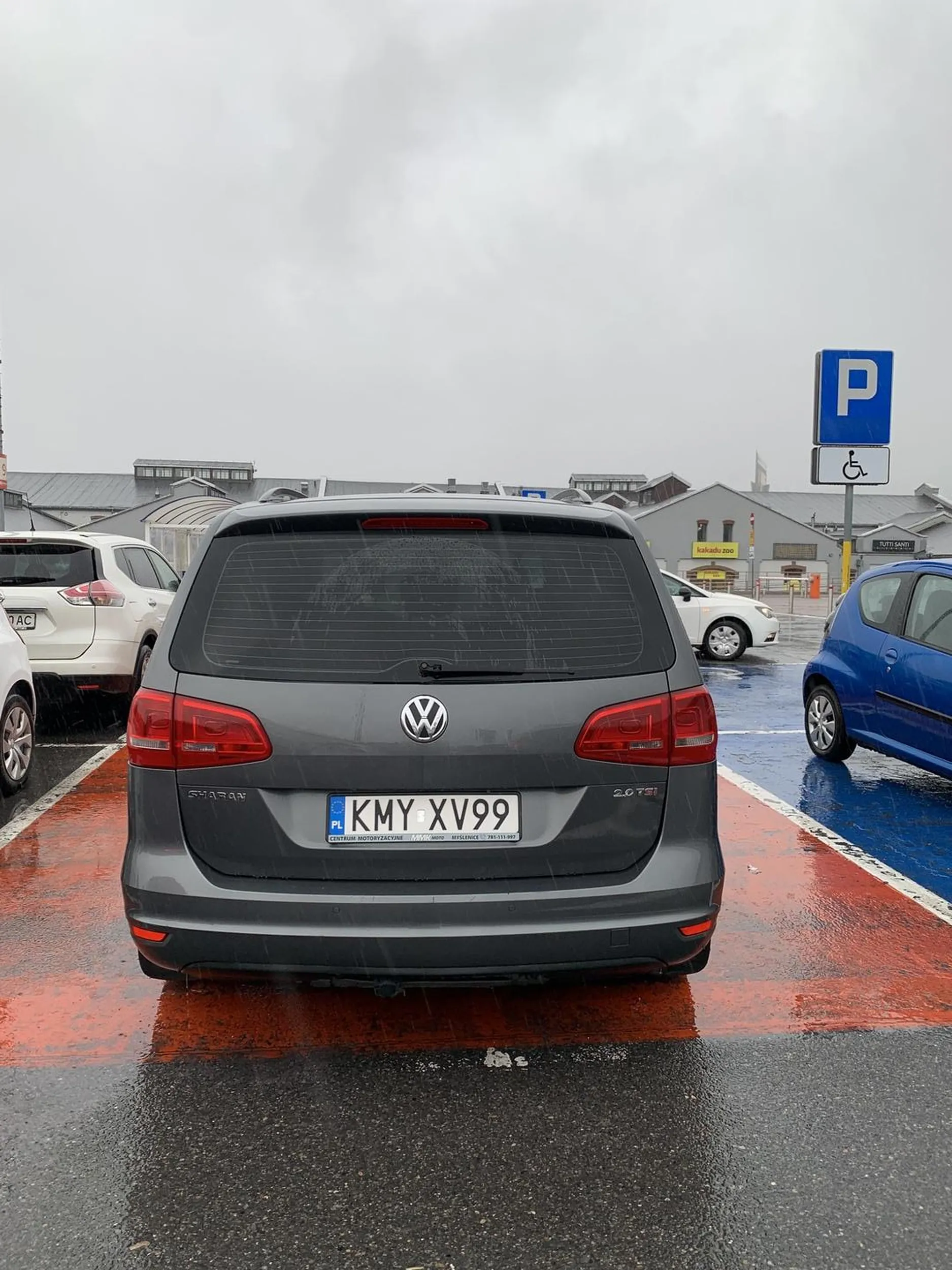 Ciul zajeżdża na miejsce przeznaczone dla rodzin z dziećmi i wysiada sam… kamieni kupa…