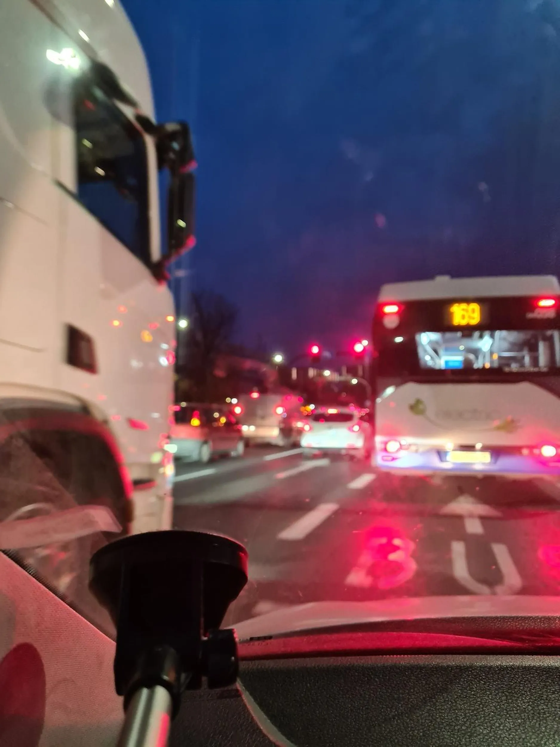 Kierowca jeździ buspasem bezprawnie i stwarza zagrożenie na drodze