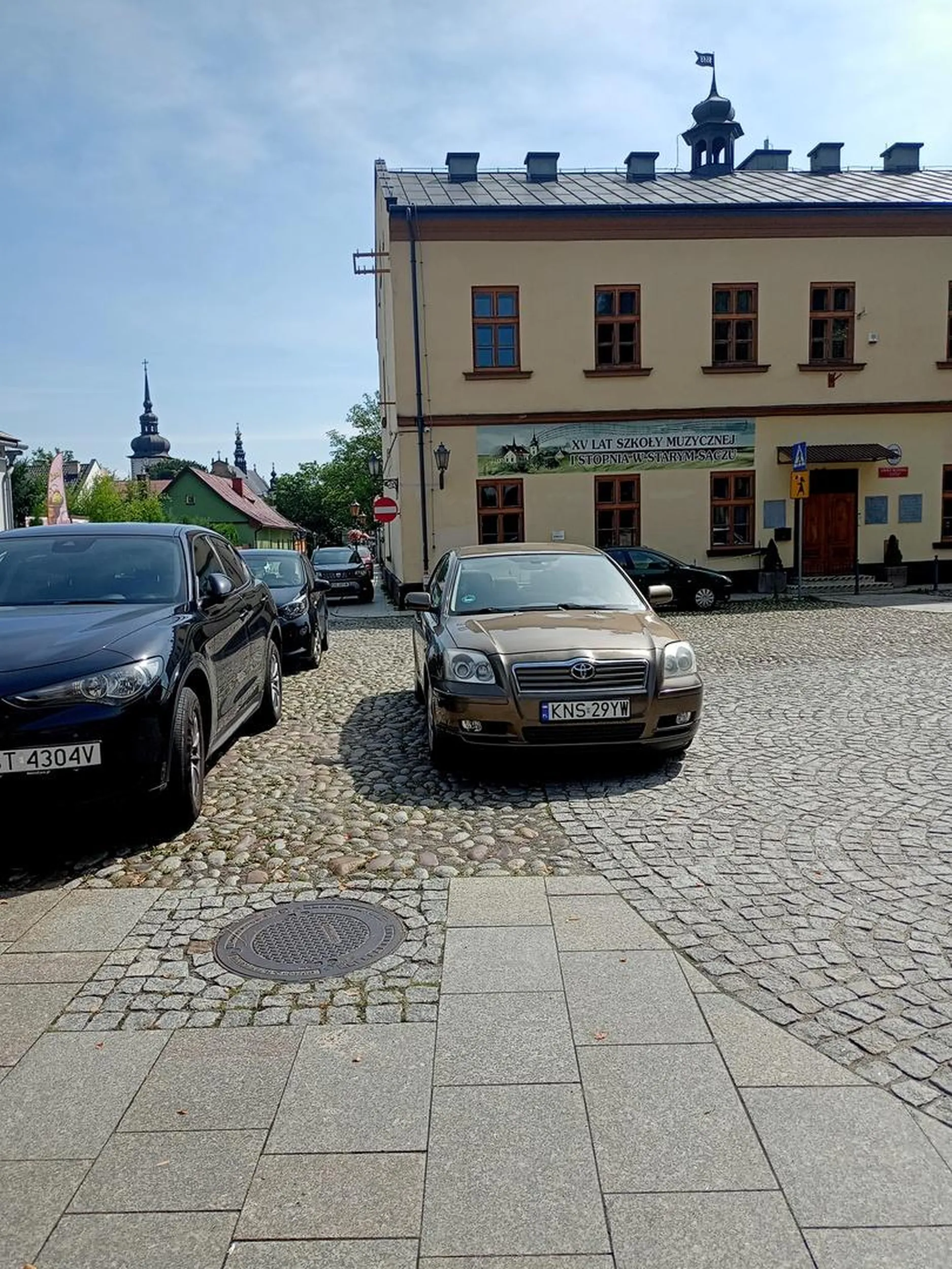 Pani parkuje na skrzyżowaniu, a po poinformowaniu że to nie parking niemiło odpowiada że wie