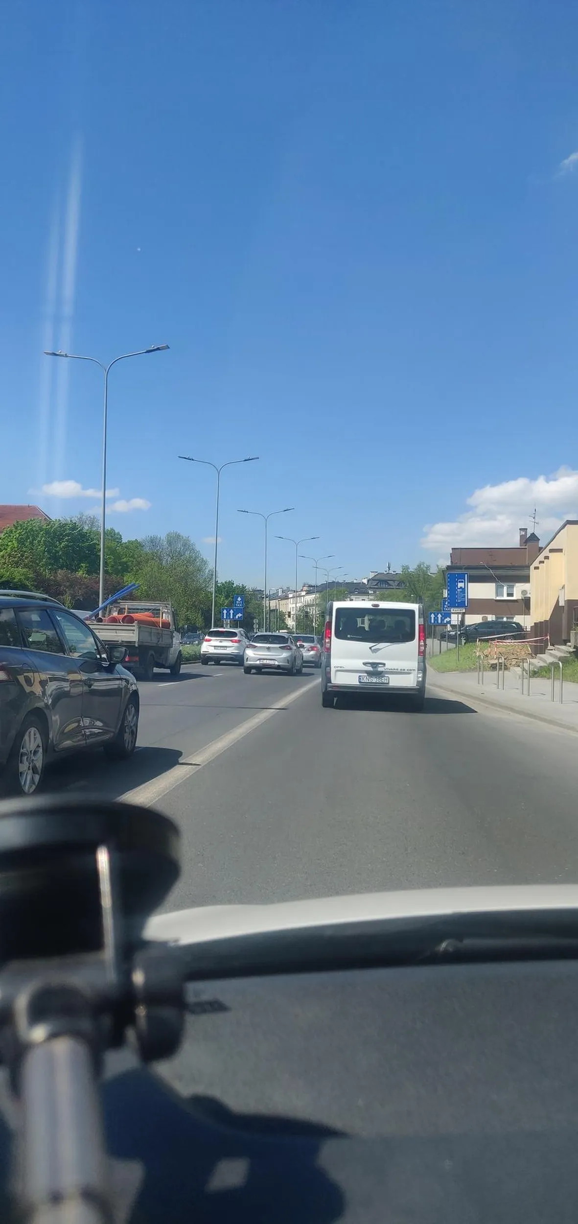 Kierowca jeździ buspasem bezprawnie