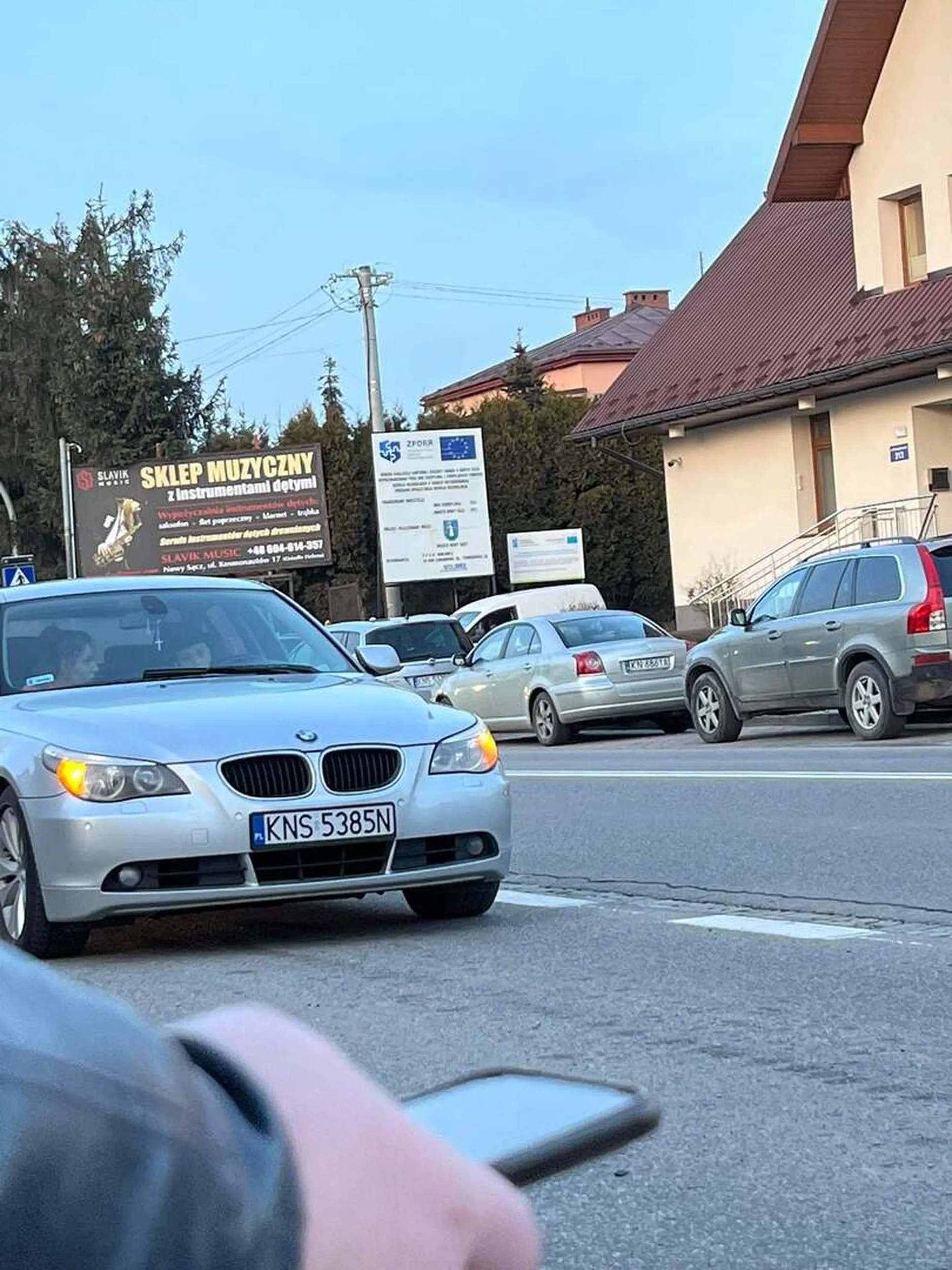 Parkuje na środku przystanku i blokuje drogę autobusom i innym kierowcom bambus niedorozwniety