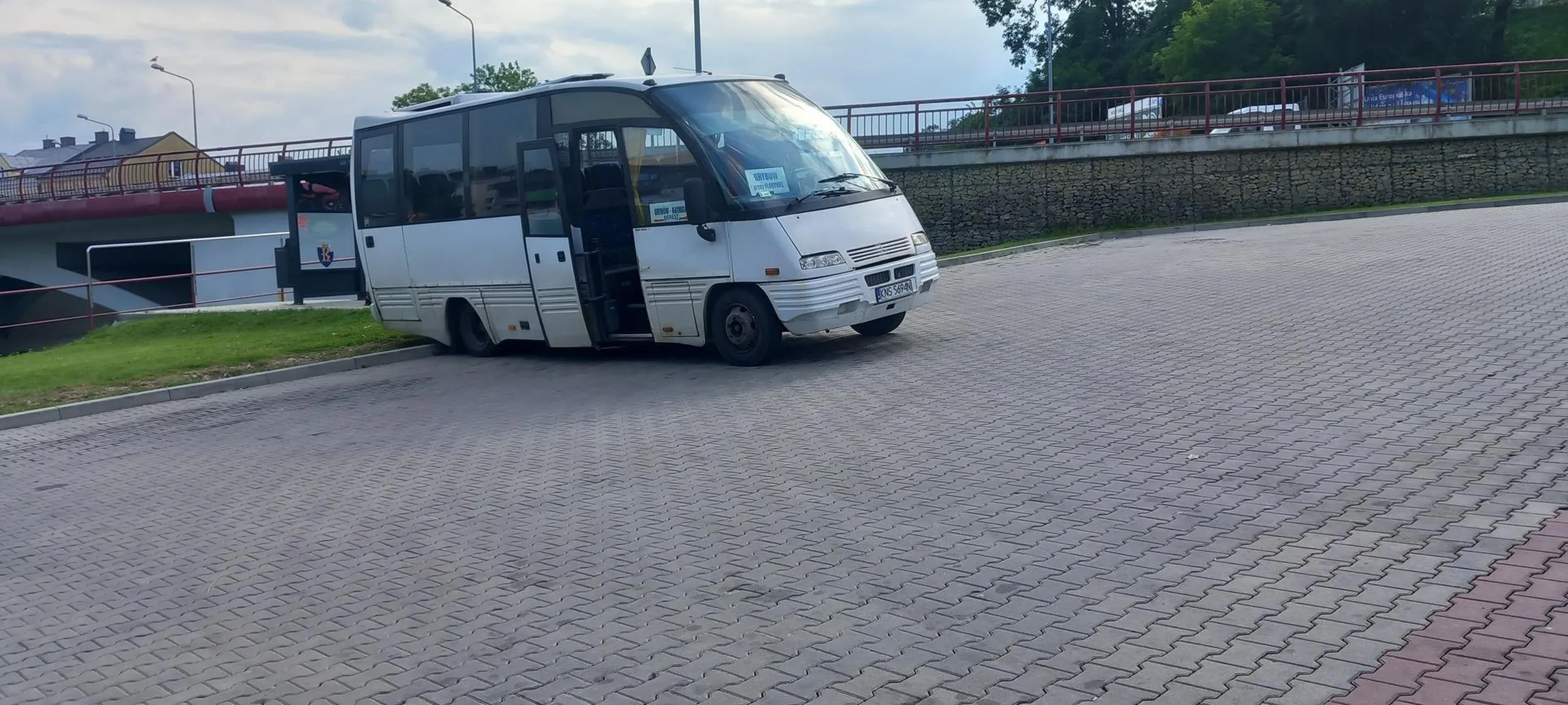 Kierowca ma olbrzymie spóźnienie bo musi se przez telefon pogadać.