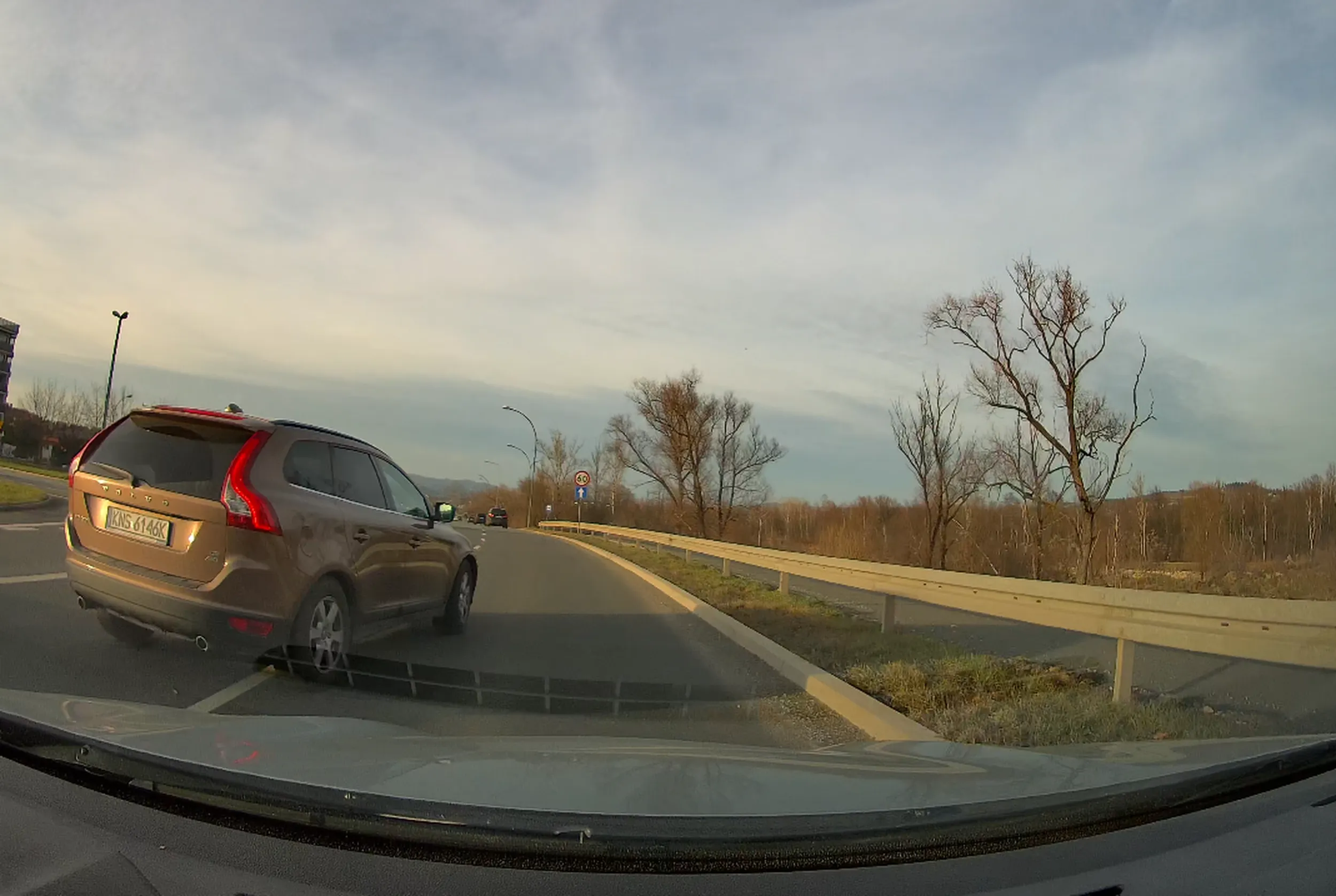 Król szosy: Nawet przeprosić awaryjnymi nie umie, władca wszystkich pasów.