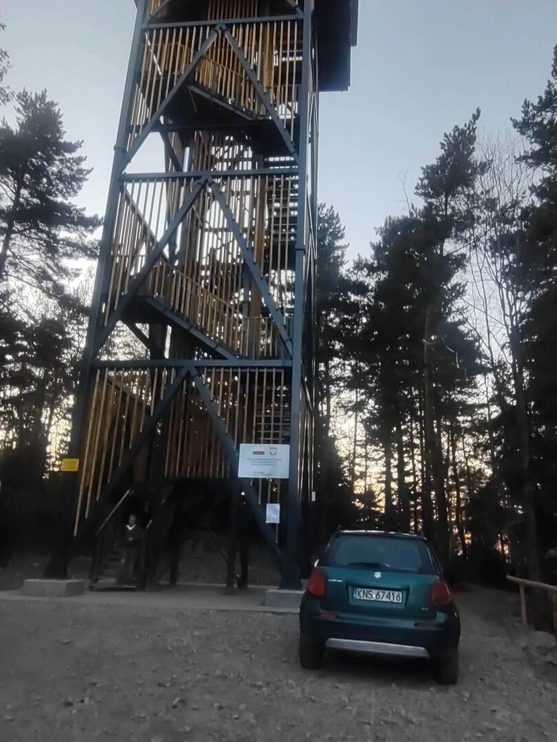 Nóżki bolą i nie chce się iść na Skiełek na piechotę, trzeba autkiem podjechać mimo zakazu. No ale czego się spodziewać po patoli..