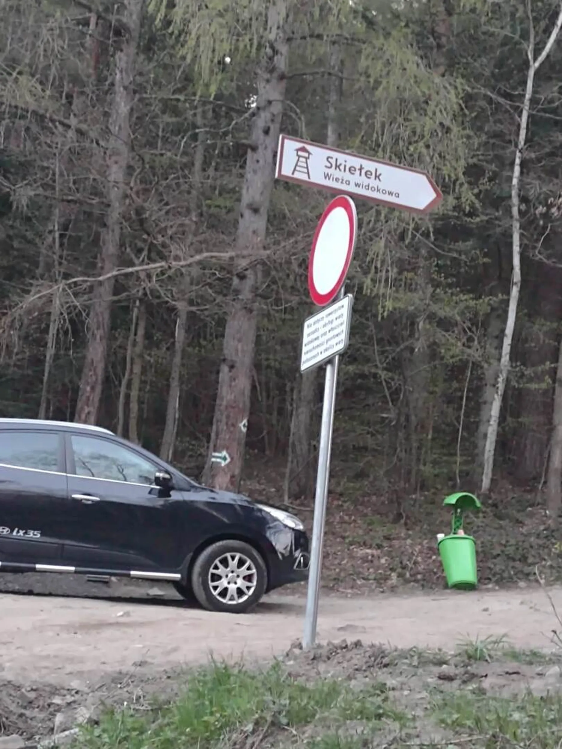 Nóżki bolą i nie chce się iść na Skiełek na piechotę, trzeba autkiem podjechać mimo zakazu. No ale czego się spodziewać po patoli..