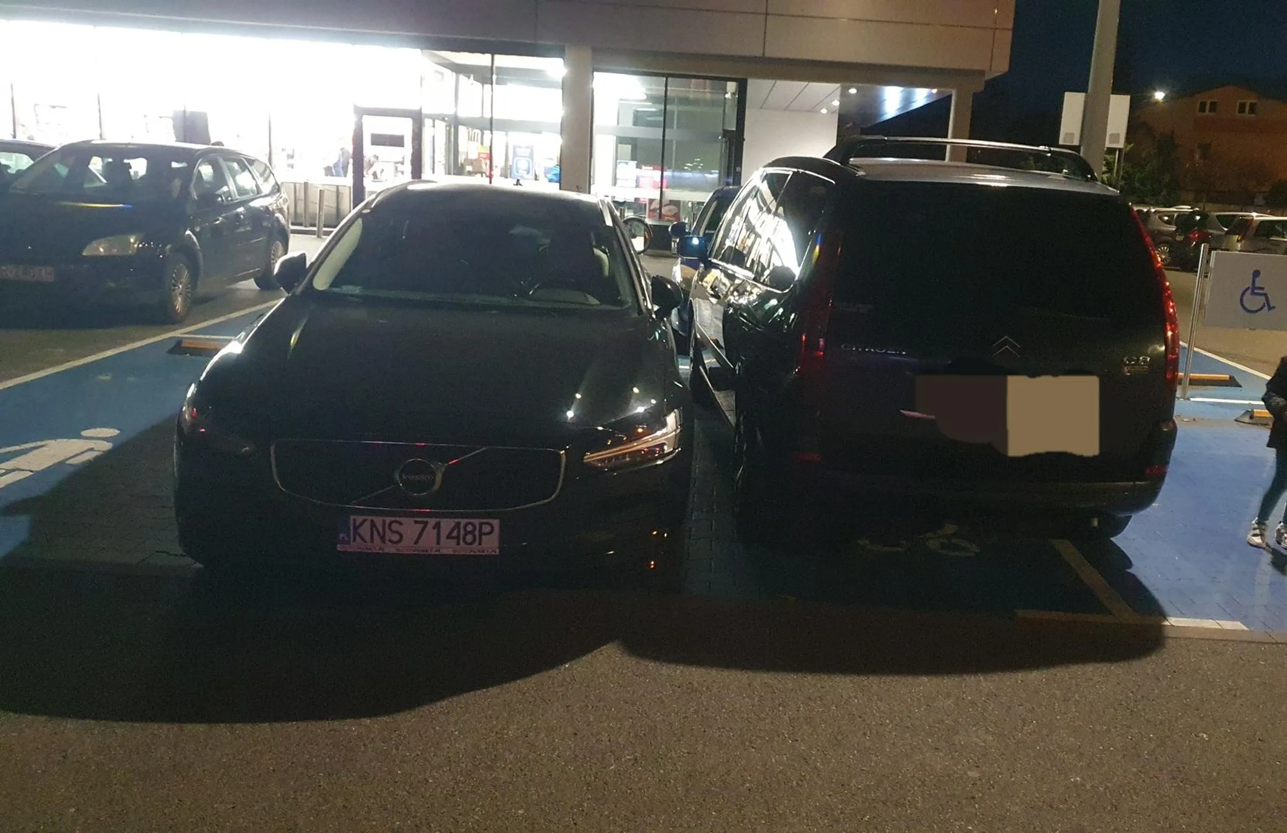 Patrzcie ludzie jaki yntelygent,stanął na samym środku dwóch miejsc dla rodzin z dziećmi i jeszcze widziałem że napisał kartkę facetowi z citroena żeby się nauczył parkować.