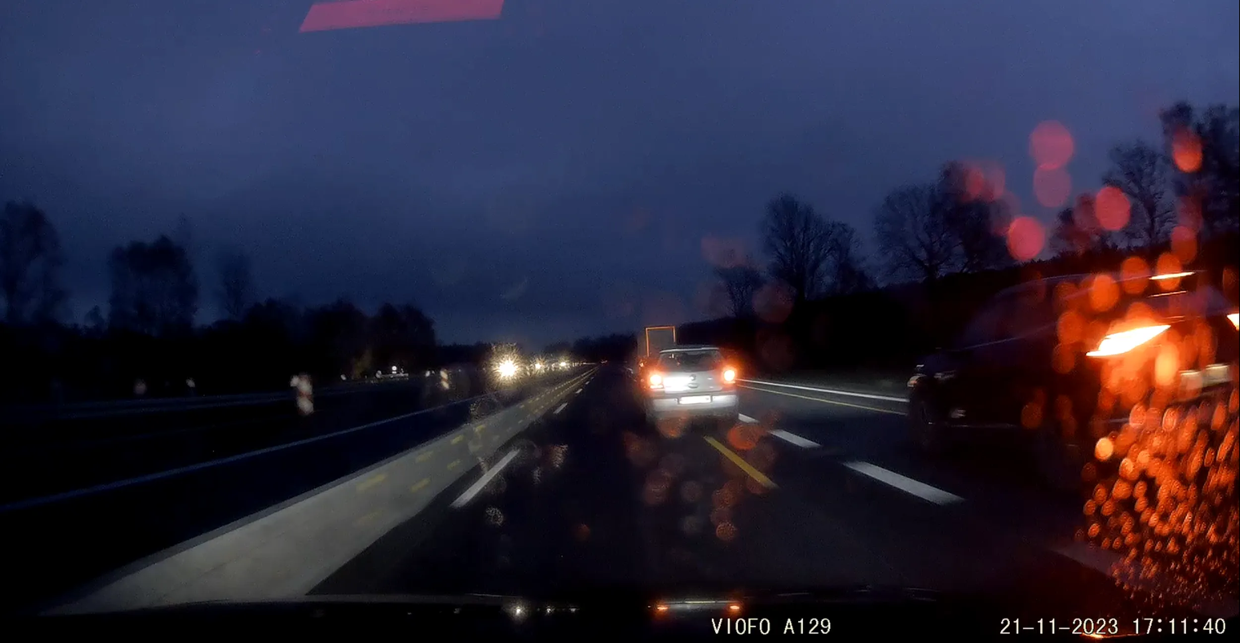 Pijany zajeżdża drogę.