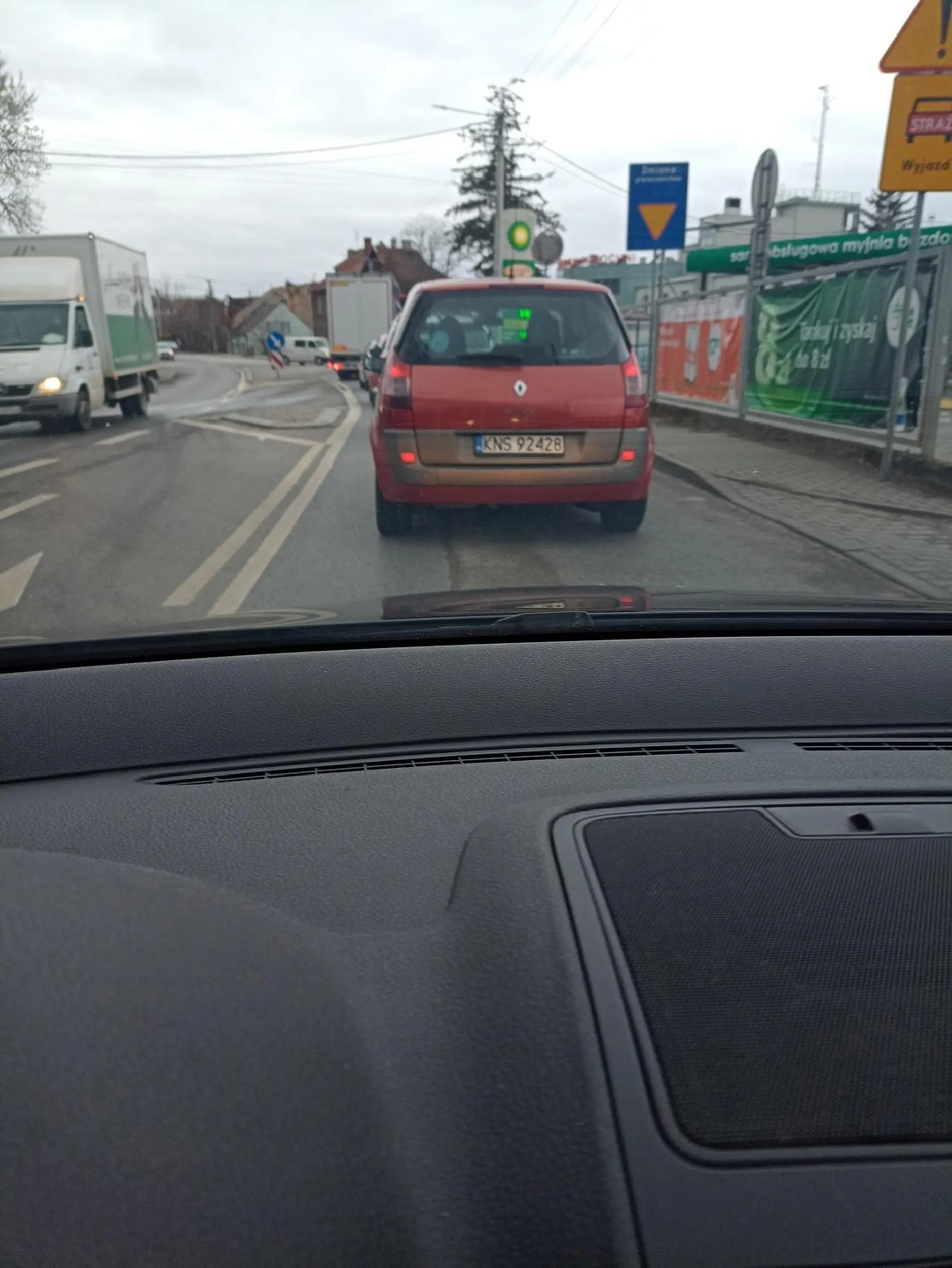 Uwaga na tego gościa. Wymusza pierwszeństwo po czym jedzie prawym poboczem następnie zajeżdża drogę i spycha na pas z naprzeciwka. Prawo jazdy chyba z chipsów..