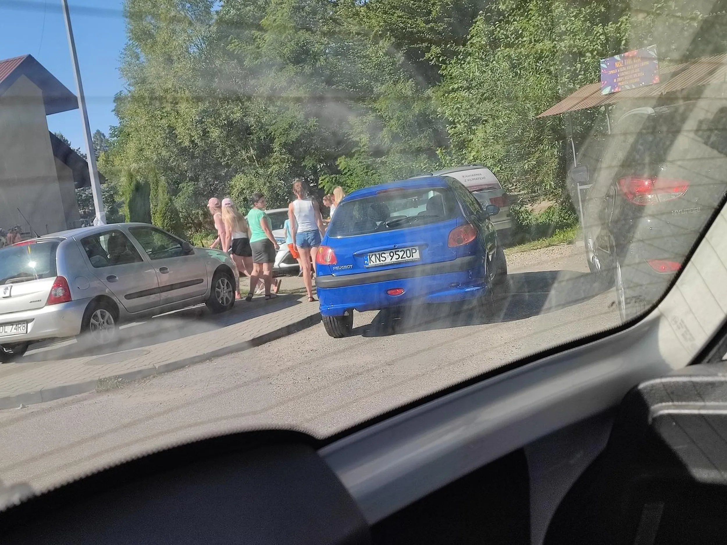 Zaparkował na wyjeździe z parkingu .