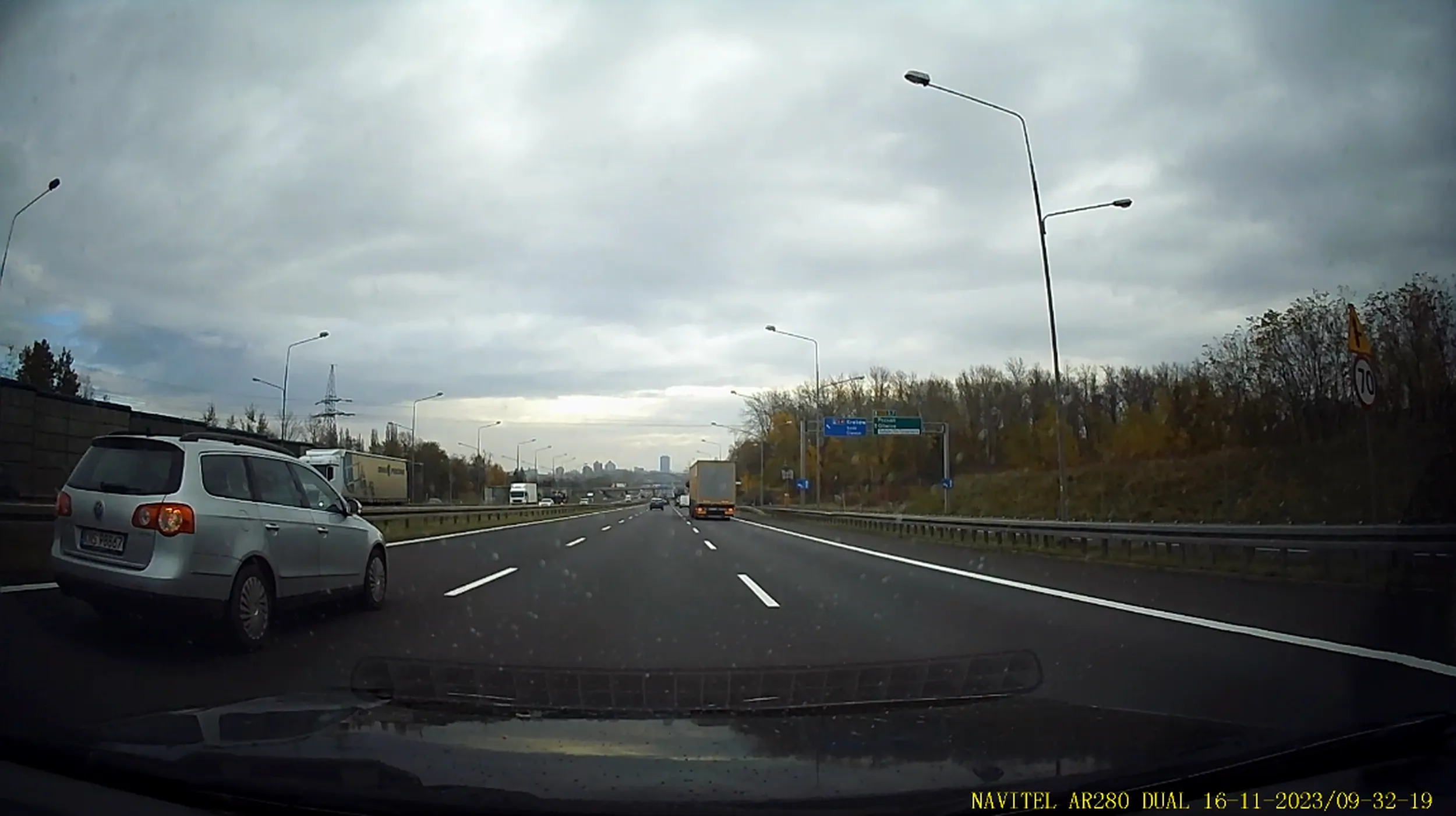 Nie wiem czy znasz nowosądecki nygusie art. 24 podpunkt 10 Prawa o ruchu drogowym. Sądząc po Twojej dzisiejszej agresji domyślam się, że nie, dlatego podaję Ci link, żebyś się doedukował w tym zakresie [ https://sip.lex.pl/akty-prawne/dzu-dziennik-ustaw/prawo-o-ruchu-drogowym-16798732/art-24]. Następnym razem zamiast trąbić i pokazywać środkowy palec to użyj swojej wiejskiej główki i popatrz w lusterka, bo nie jesteś świętą krową jadąc swoim wiejskim bolidem autostradą lewym pasem 100 km/h.