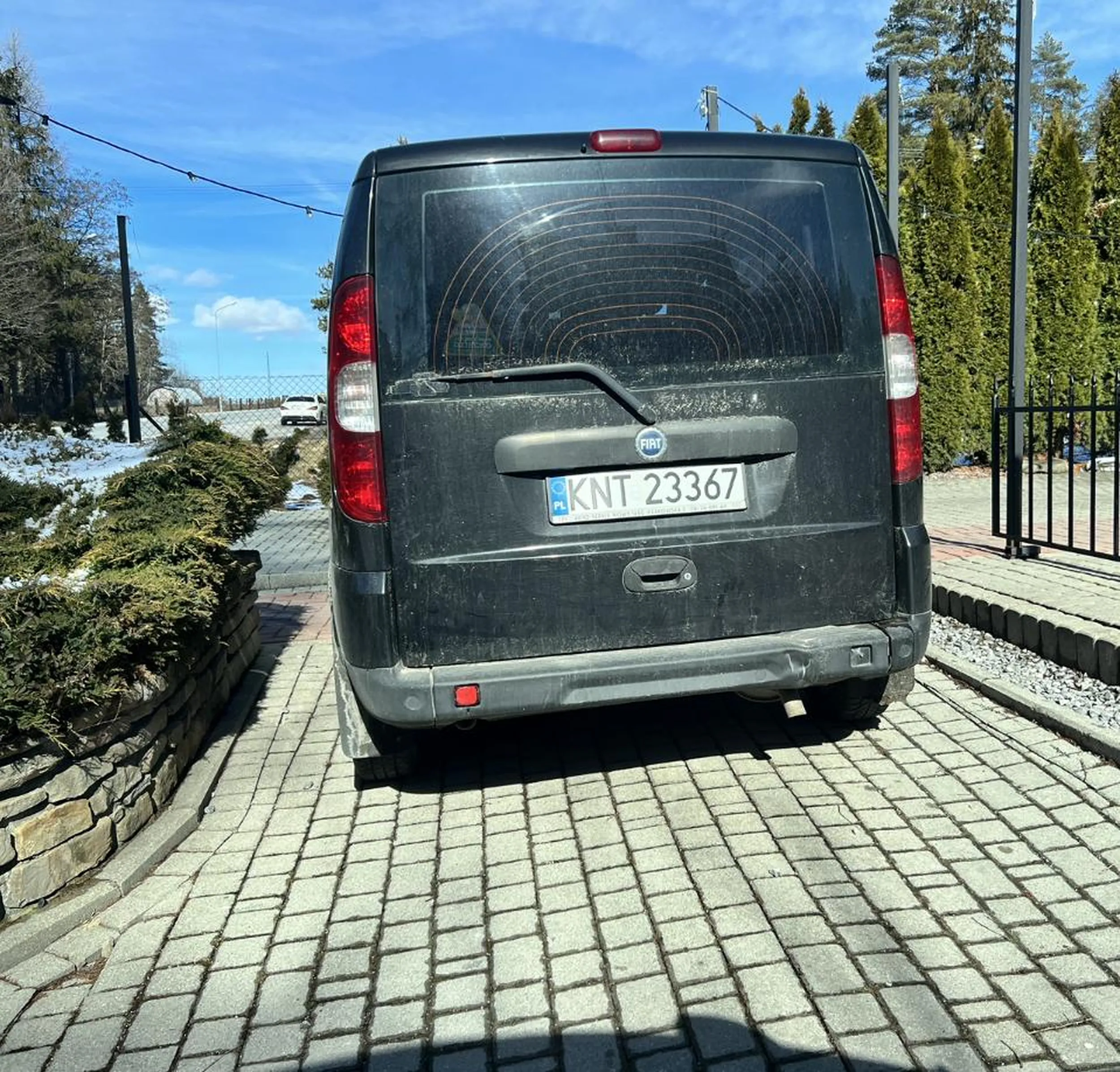 Widząc inne samochody parkujące pod knajpą szybko staje byle gdzie, blokując inne auta, byle by z rodziną wbiec do środka i zająć ostatnie miejsca. Zwykłe wieśniactwo.