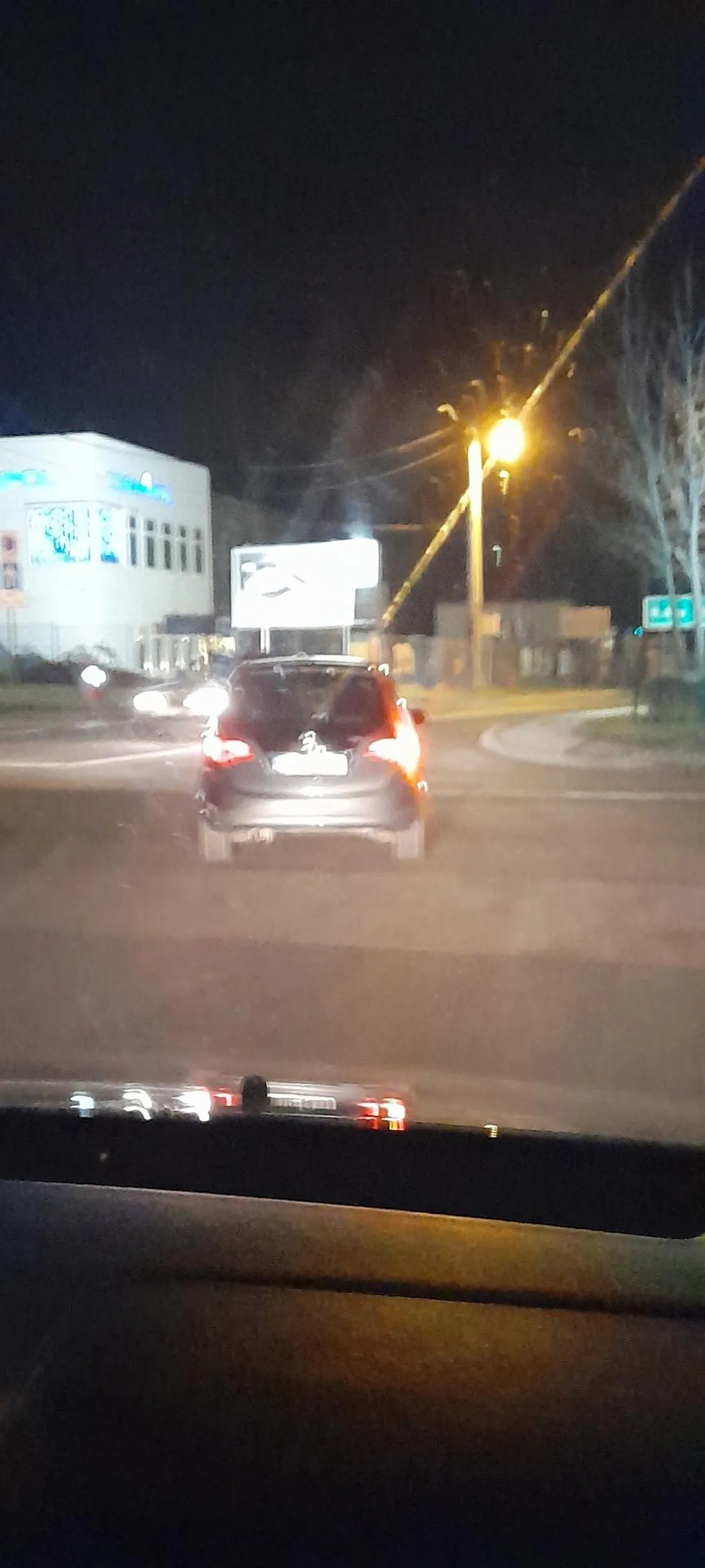 Brawo dla tego pajaca, który na rondzie nie ustąpił nam pierwszeństwa i prawie spowodował wypadek.