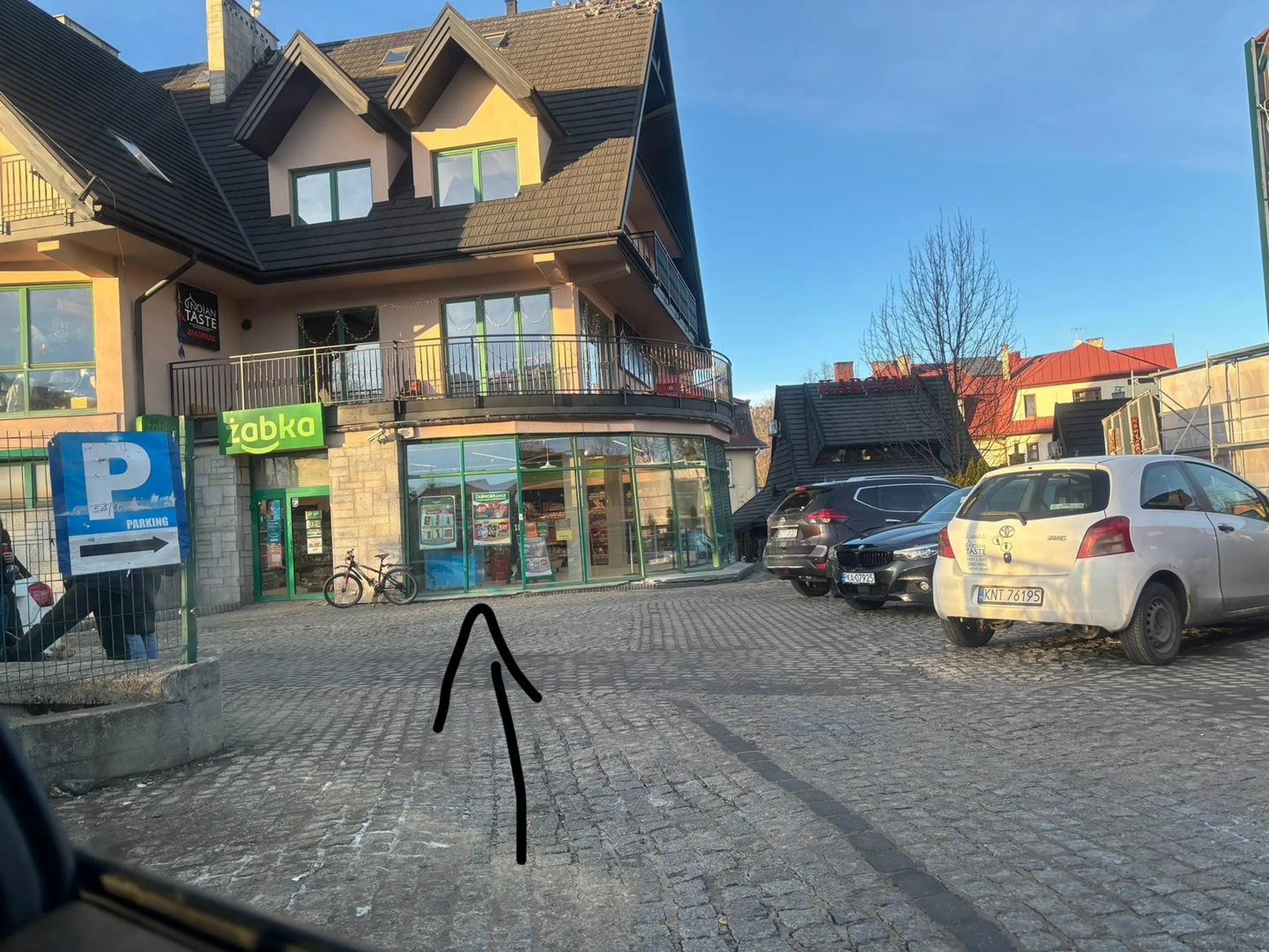 Wyłudza pieniądze za parking, który należy do żabki. Śmieszek grozi firmą windykacyjna, nie nabierzcie się na to.