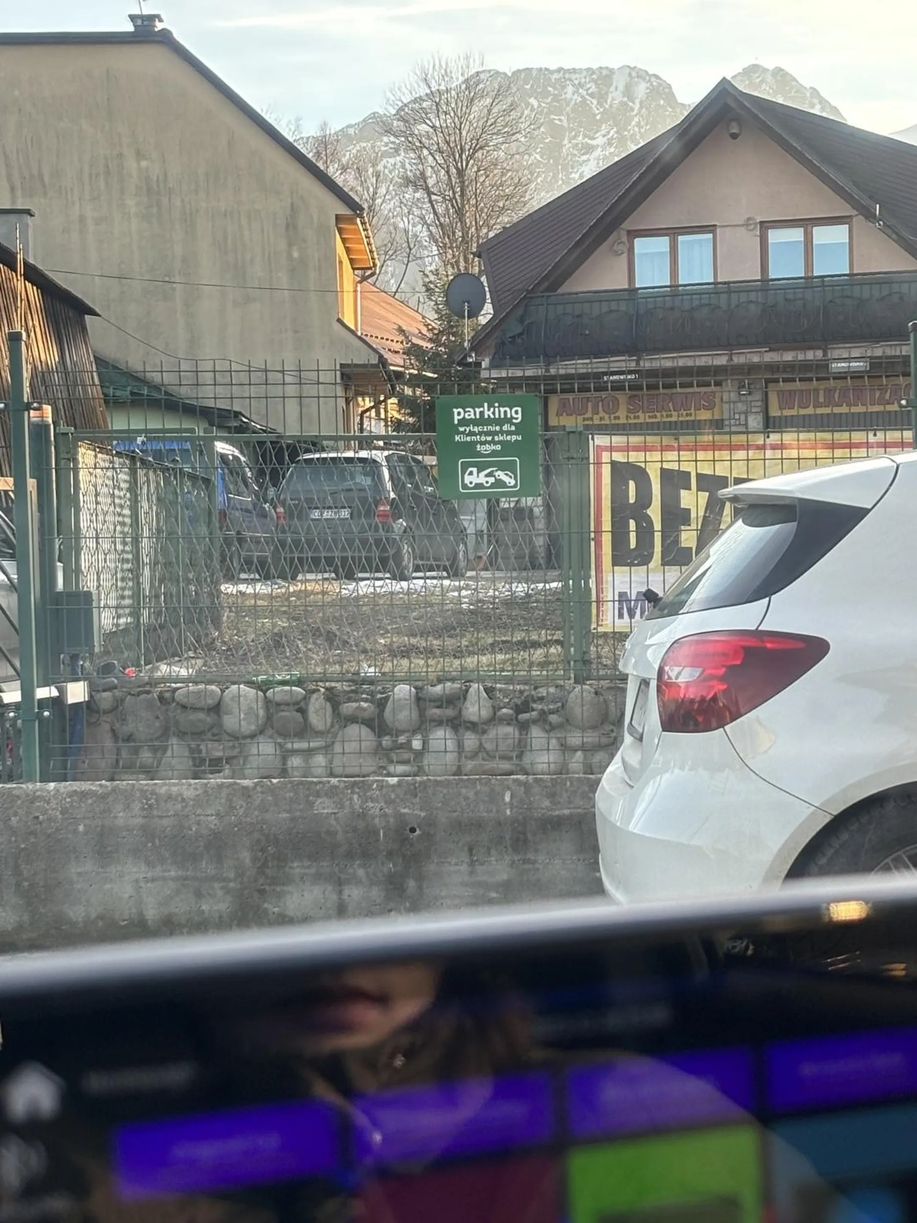 Wyłudza pieniądze za parking, który należy do żabki. Śmieszek grozi firmą windykacyjna, nie nabierzcie się na to.