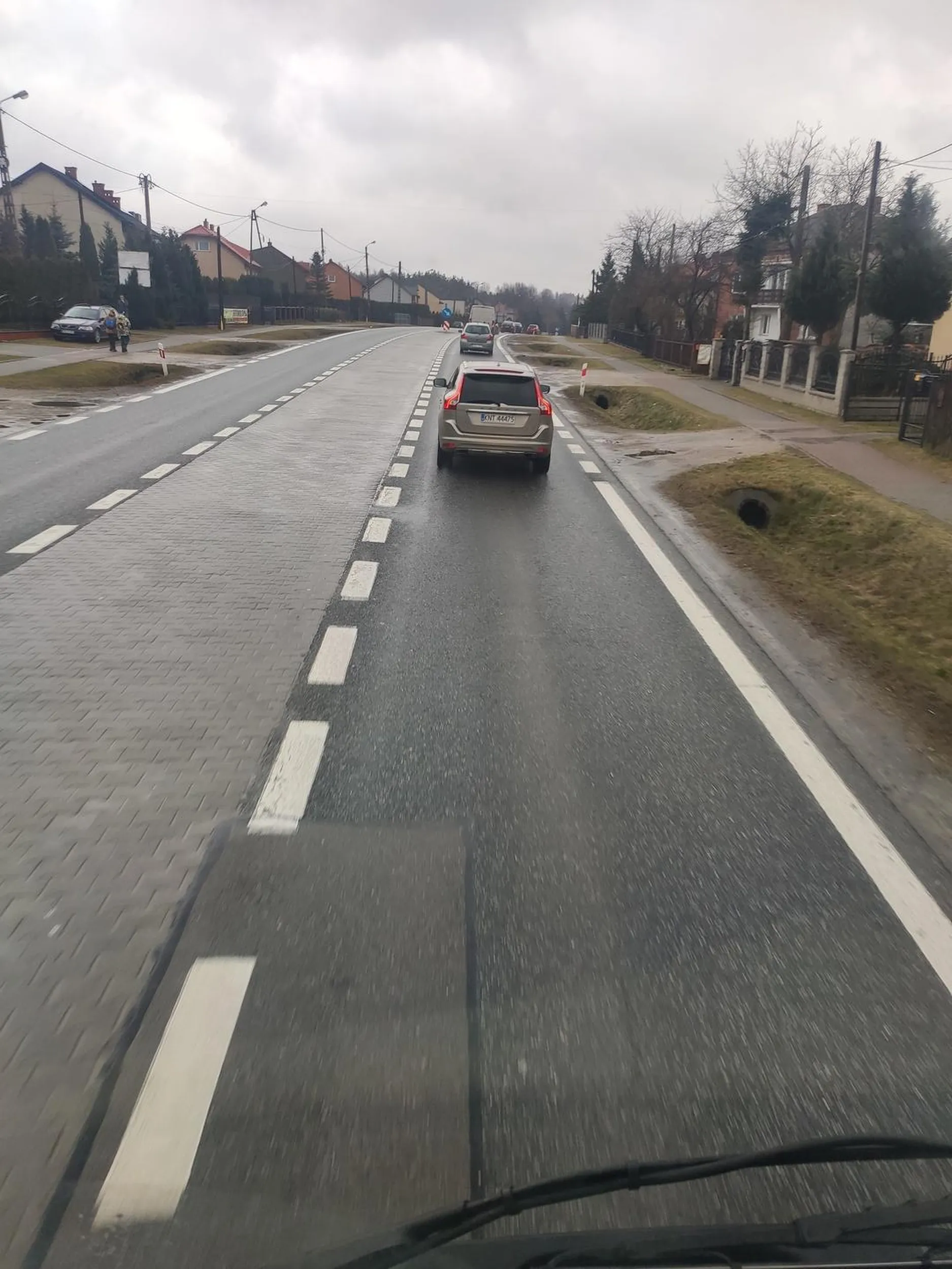 Kolejny samobójca który wymusza pierszenstwa przed 40tonowa ciezarowka