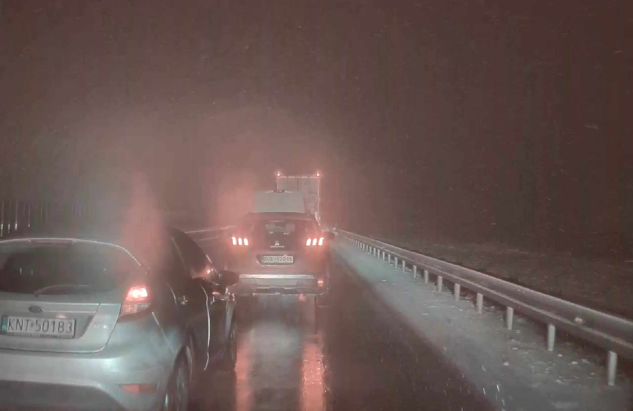 Kierowca usłyszał coś o jeździe na suwak, ale chyba do końca nie rozumie, na czym to polega - zjeżdża z pasa kilkadziesiąt metrów przed przeszkodą (a nie na końcu, jak to mówią przepisy) i wymusza wpuszczenie.