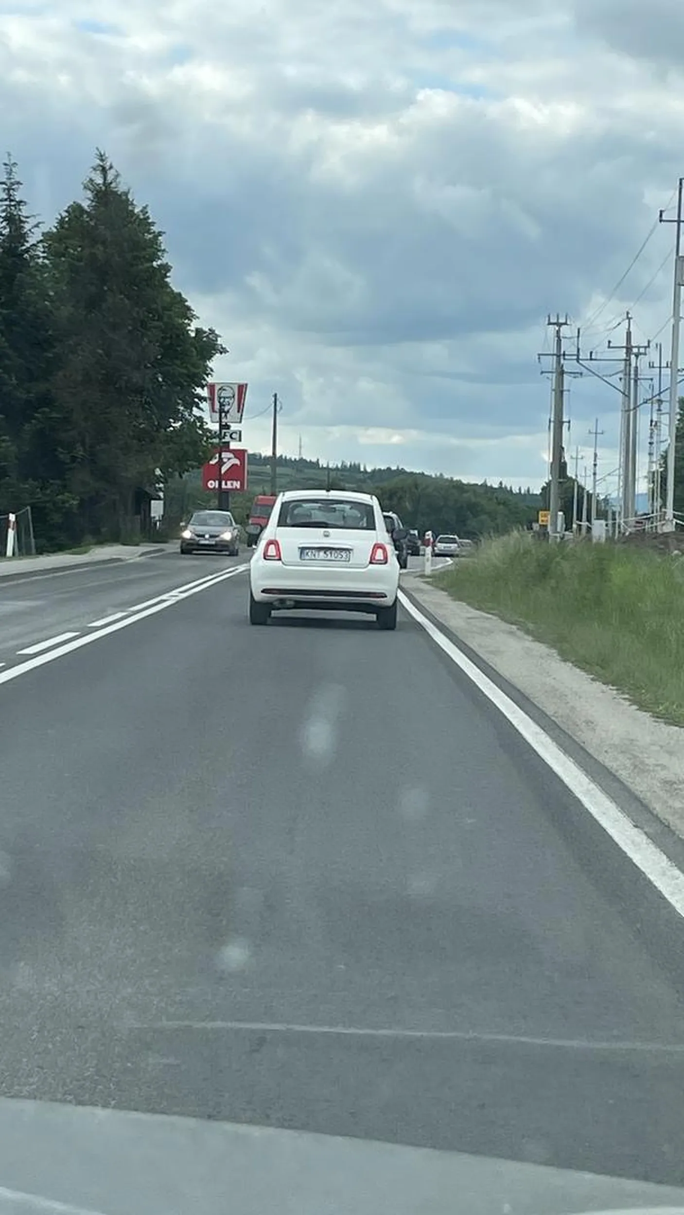 Pani kierowca pali fajki i rzuca je na ulicę. Bo tak fajnie